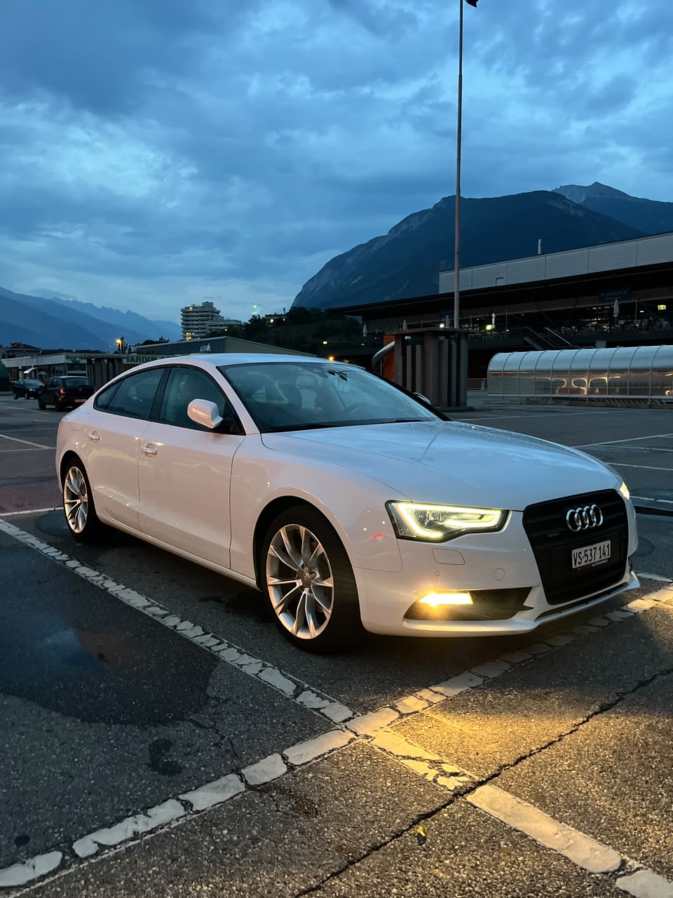 AUDI 2.0 TDI 177 quattro S-Tr.-image-0