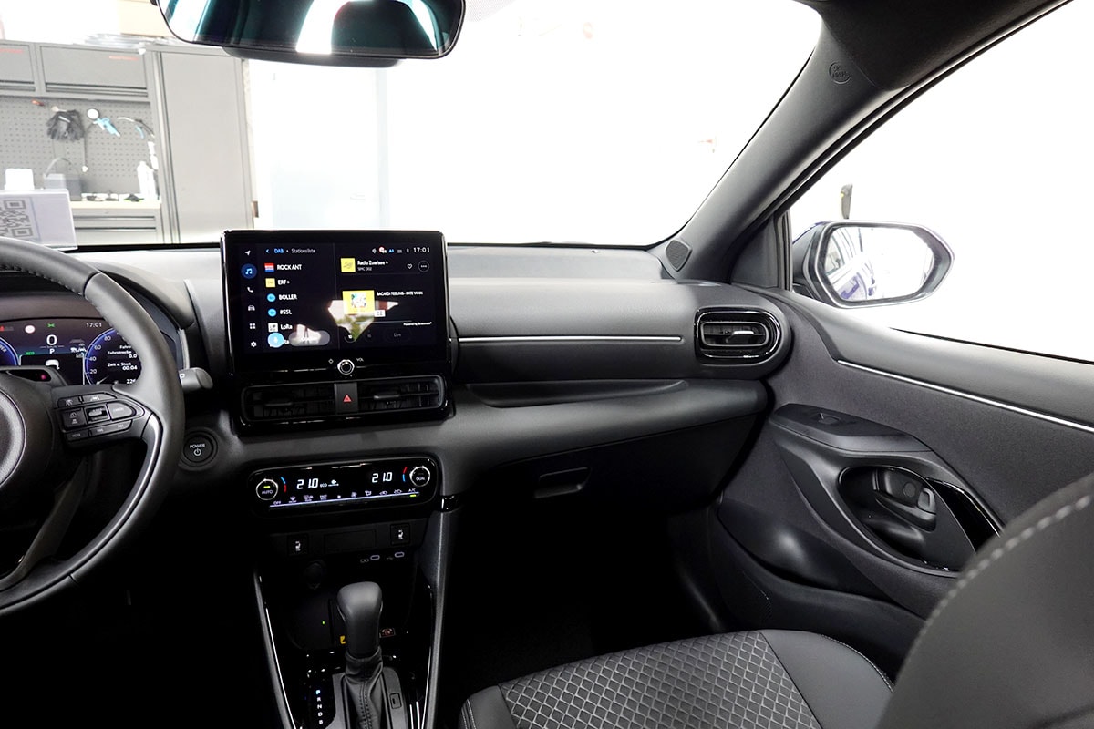 TOYOTA Yaris 1.5 Premium e-CVT-image-10