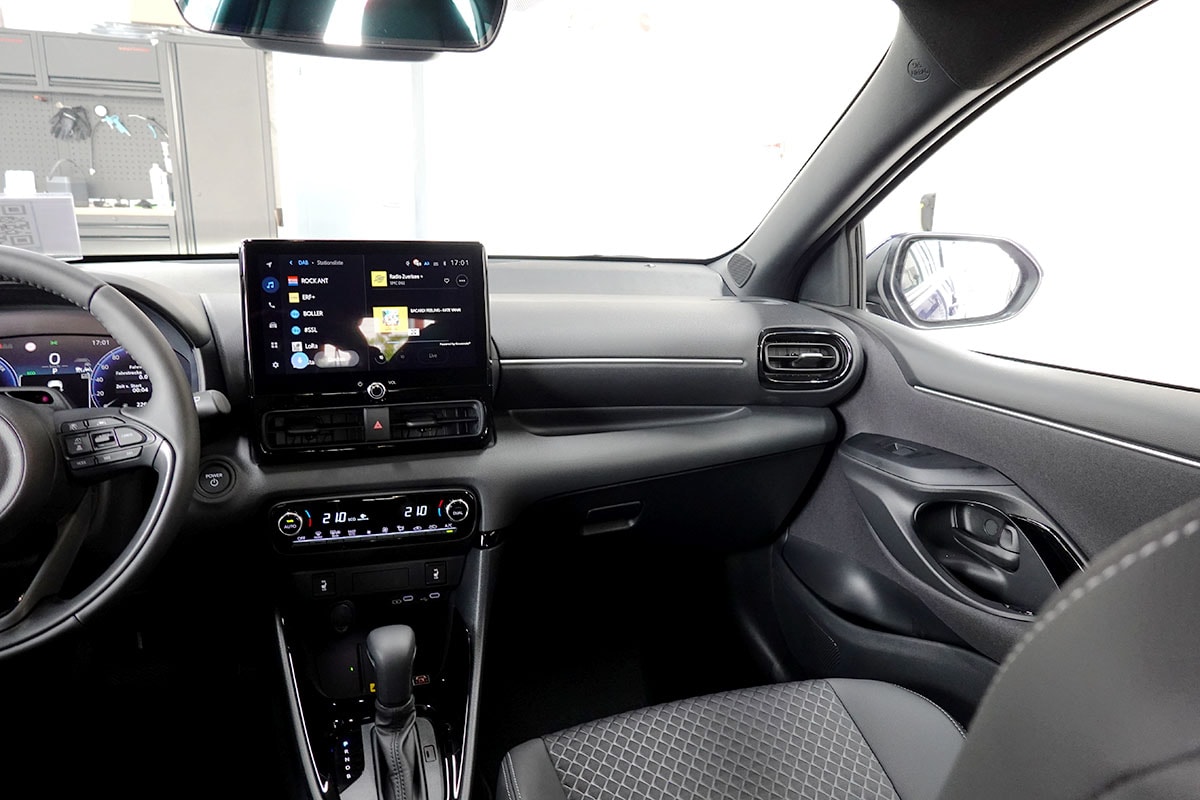 TOYOTA Yaris 1.5 Premium e-CVT-image-9