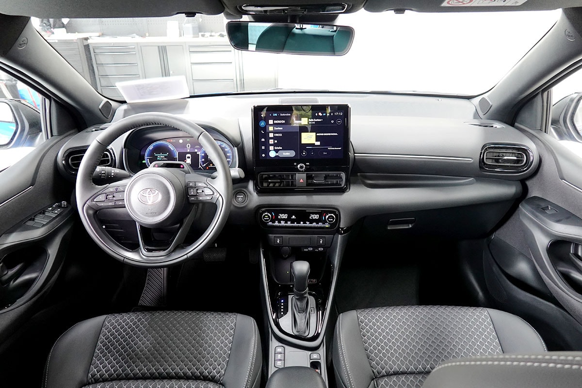 TOYOTA Yaris 1.5 Premium e-CVT-image-8