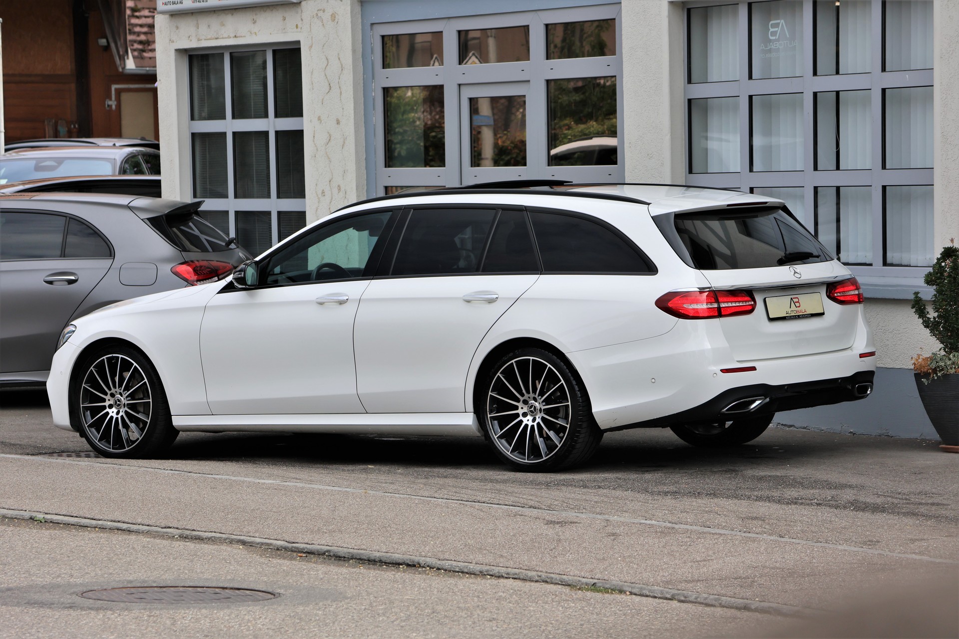MERCEDES-BENZ E 220 d AMG Line 4Matic 9G-Tronic (CH)-image-4