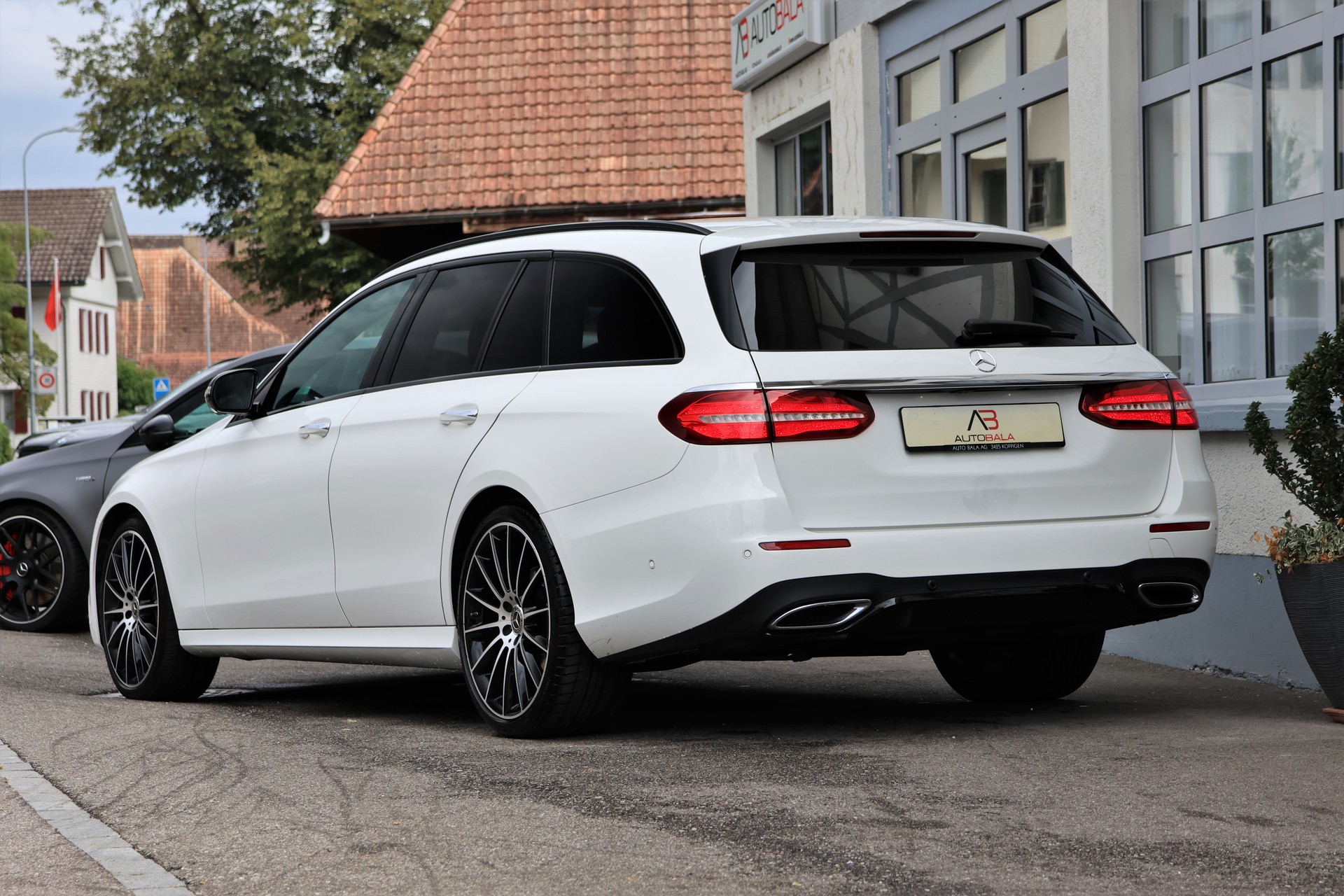 MERCEDES-BENZ E 220 d AMG Line 4Matic 9G-Tronic (CH)-image-2