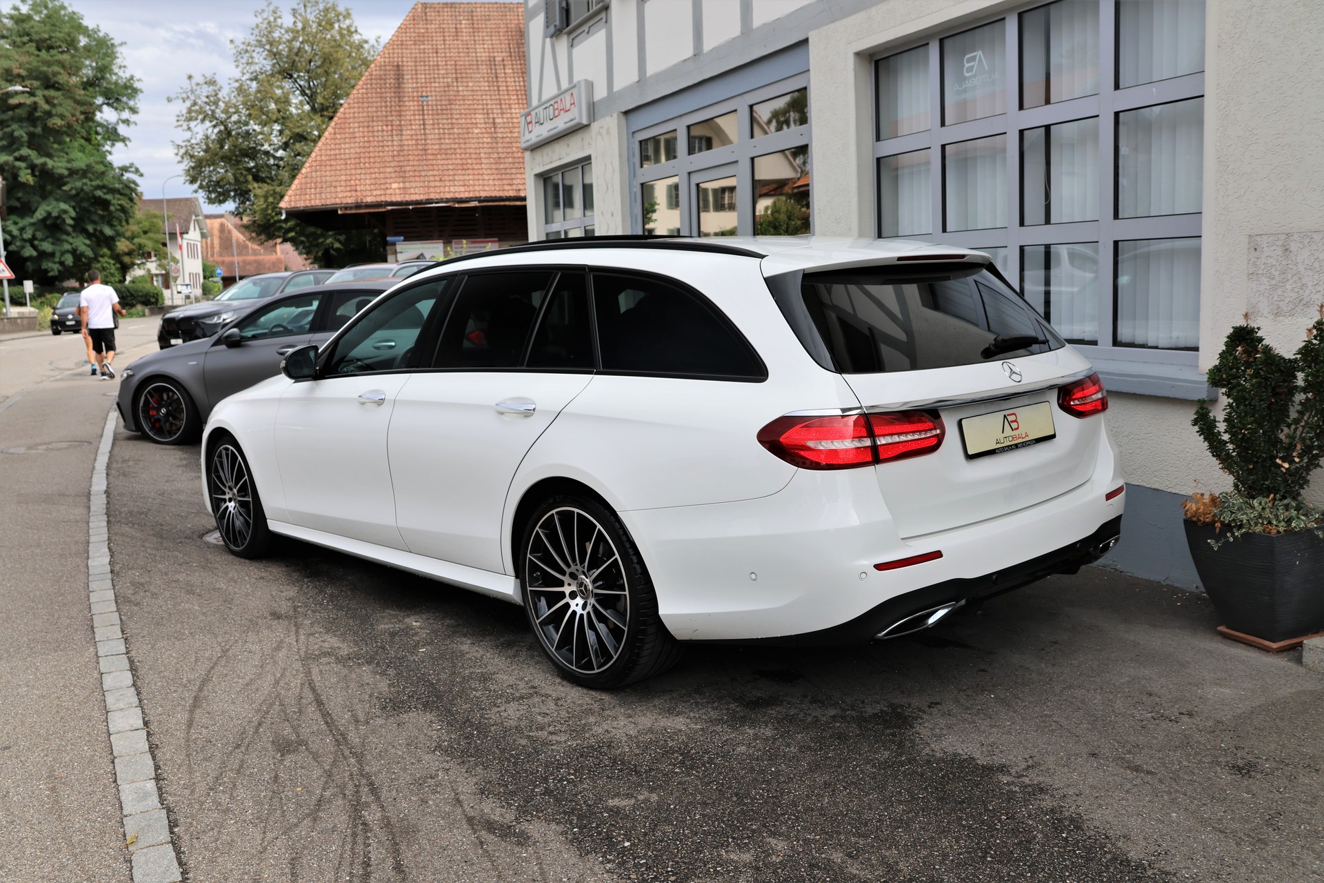 MERCEDES-BENZ E 220 d AMG Line 4Matic 9G-Tronic (CH)-image-6