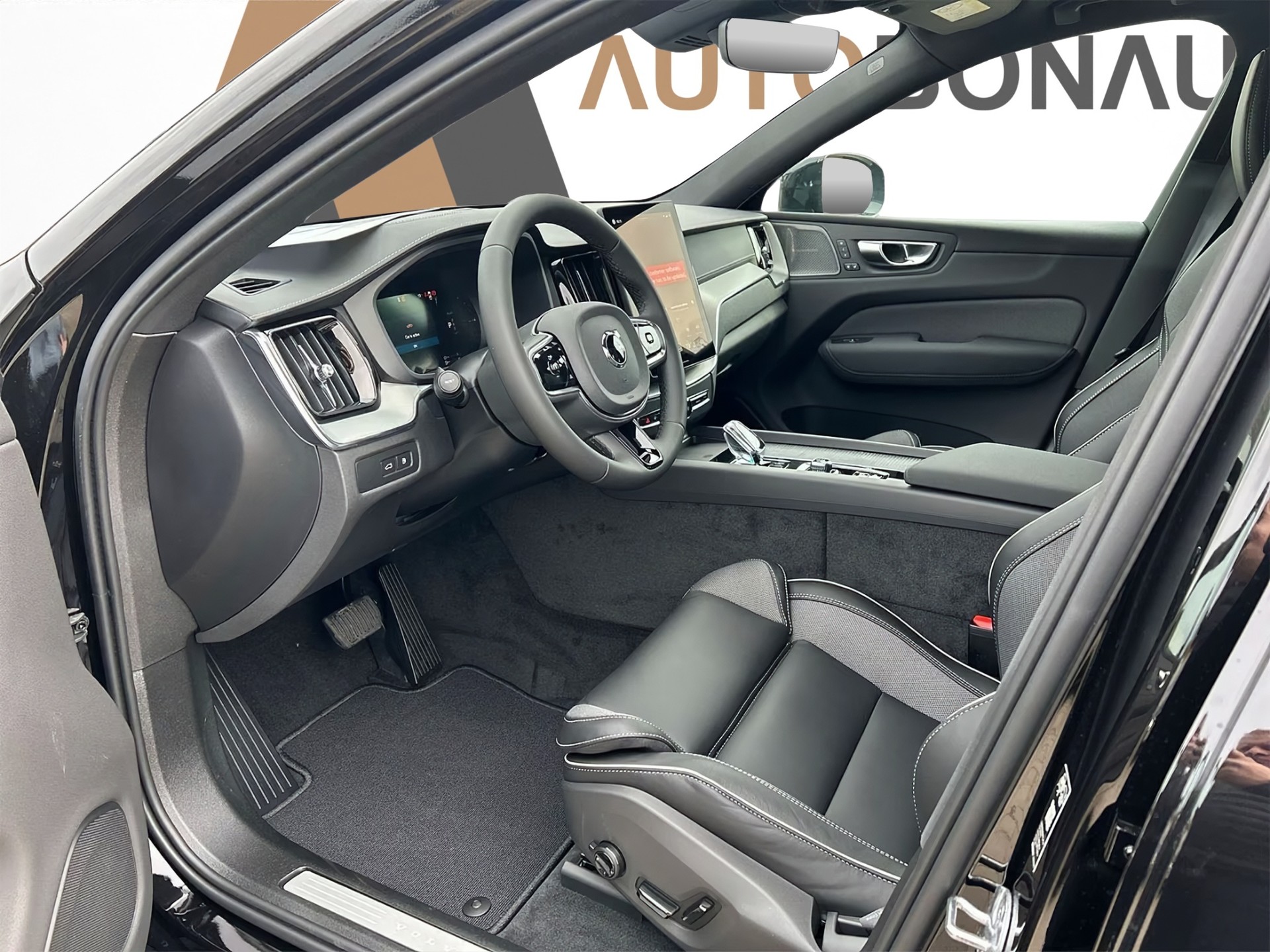 VOLVO XC60 T8 eAWD Plus Black Edition MY26-image-8