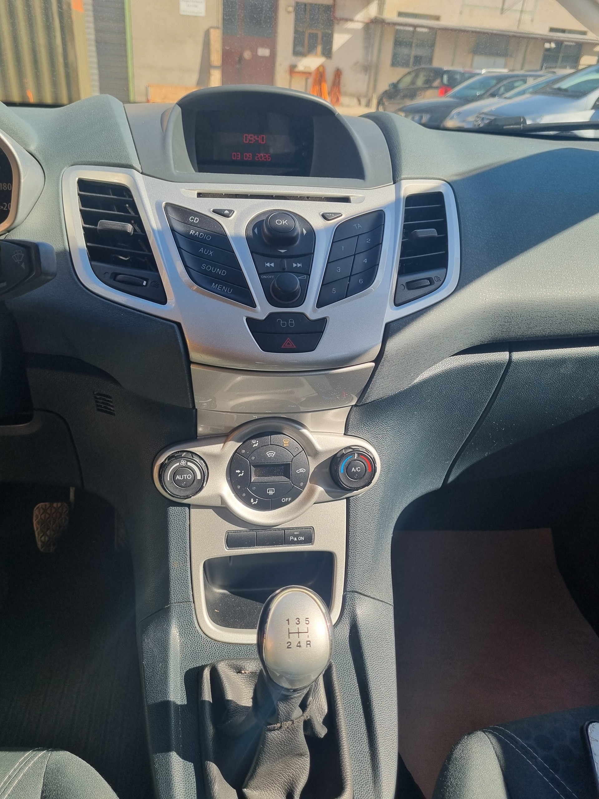 FORD Fiesta 1.4 16V Titanium-image-9