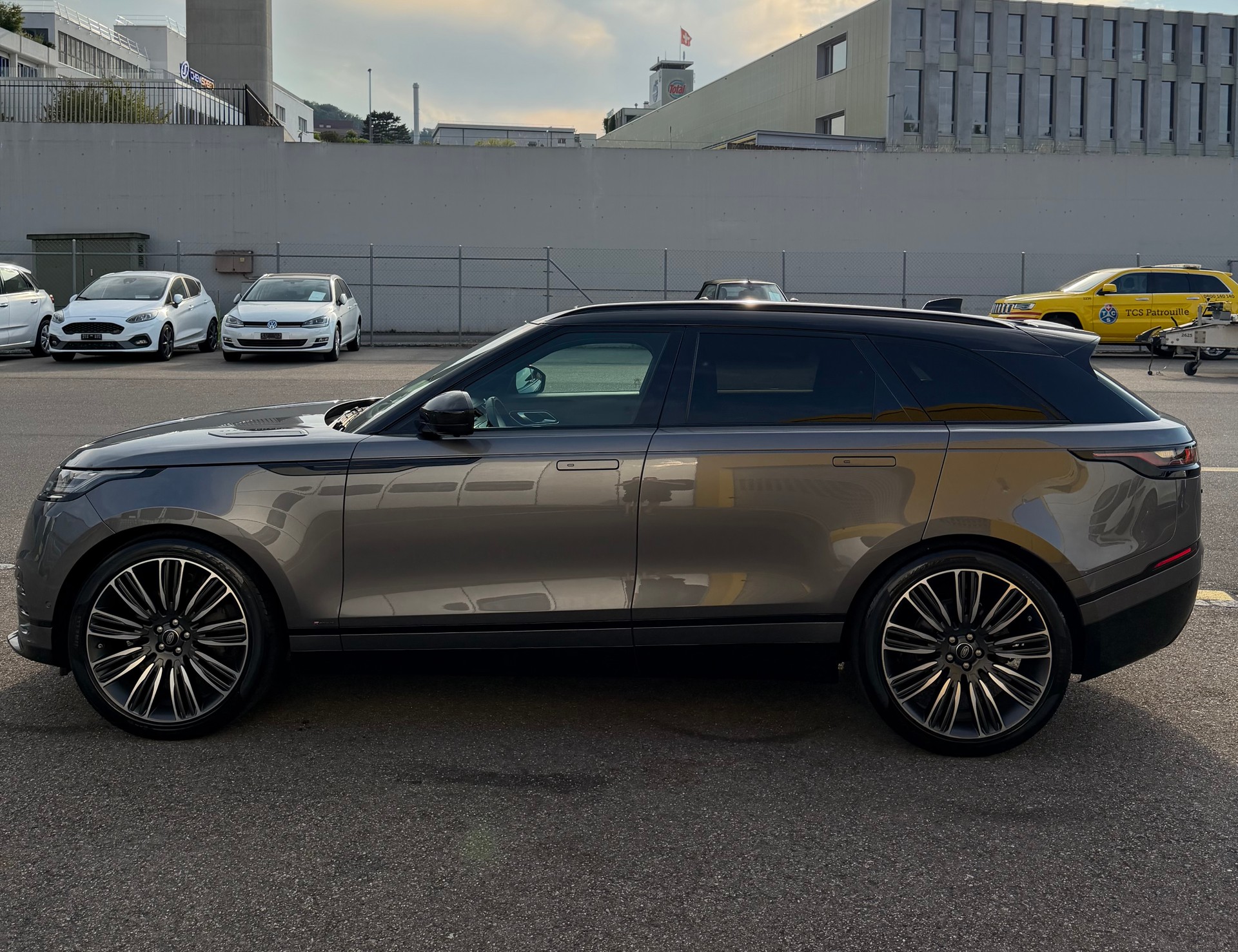 LAND ROVER 3.0 D 300 R DYNAMIC HSE-image-5