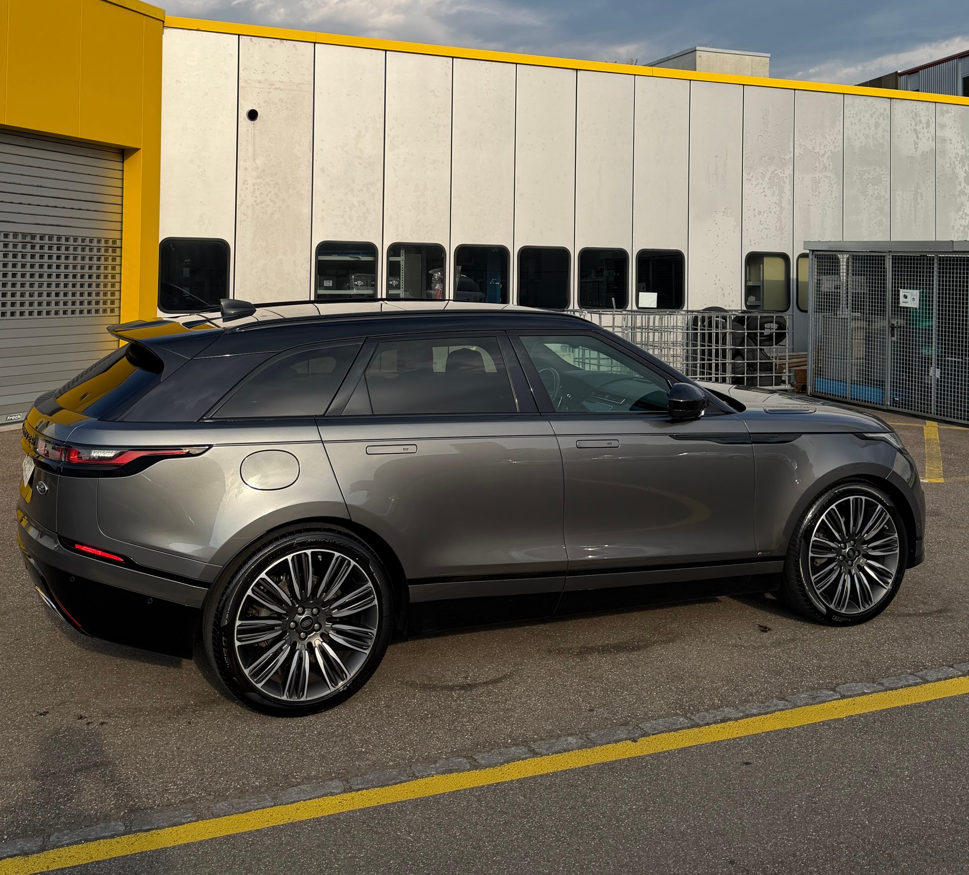 LAND ROVER 3.0 D 300 R DYNAMIC HSE-image-3