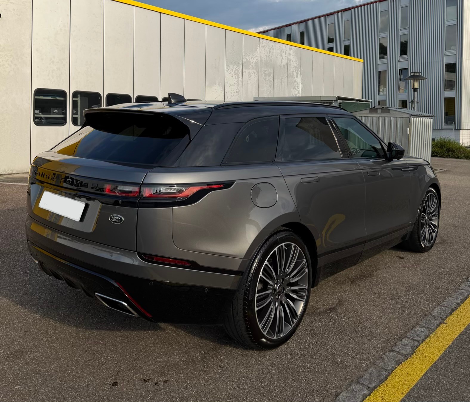 LAND ROVER 3.0 D 300 R DYNAMIC HSE-image-4
