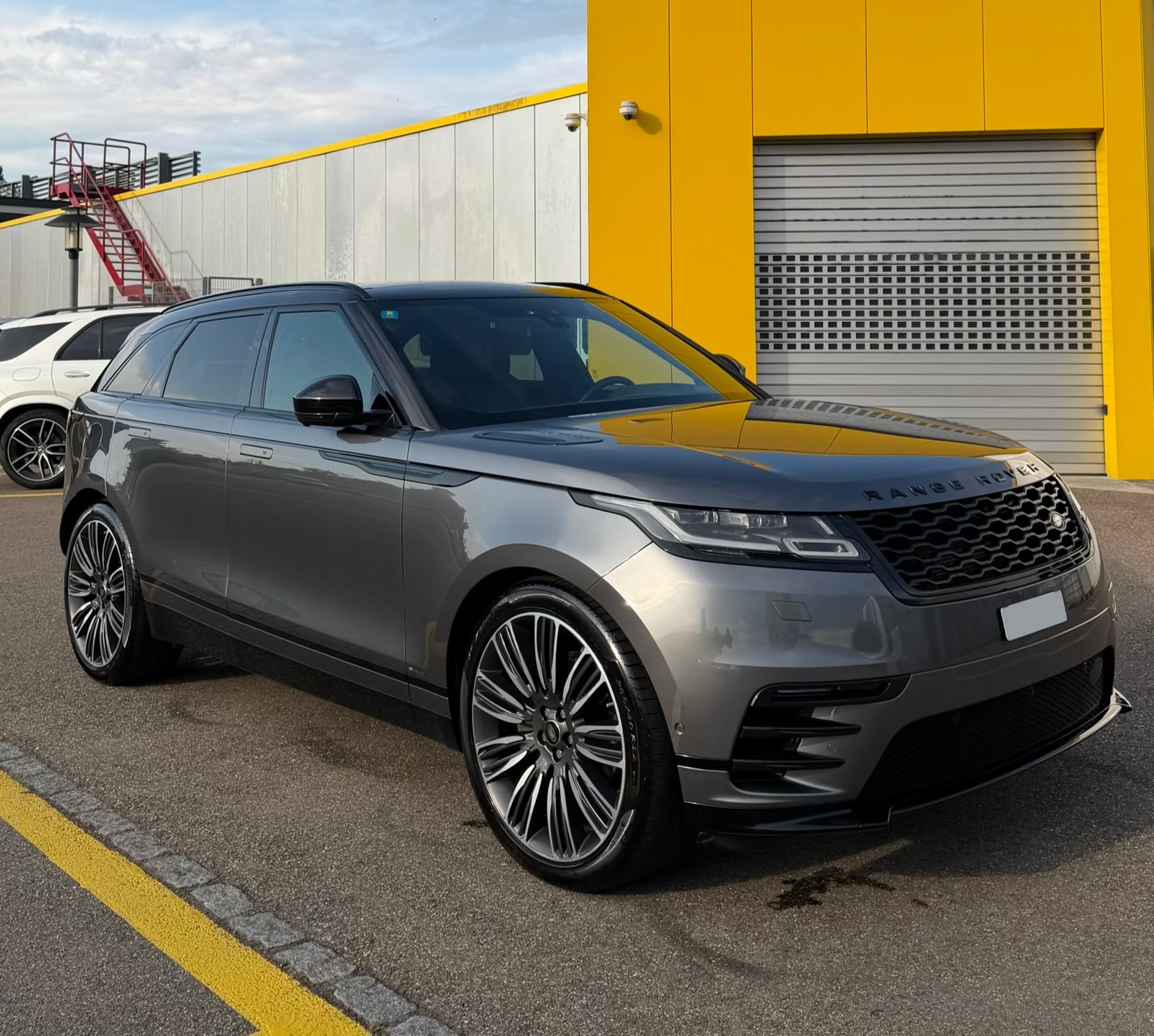 LAND ROVER 3.0 D 300 R DYNAMIC HSE-image-1