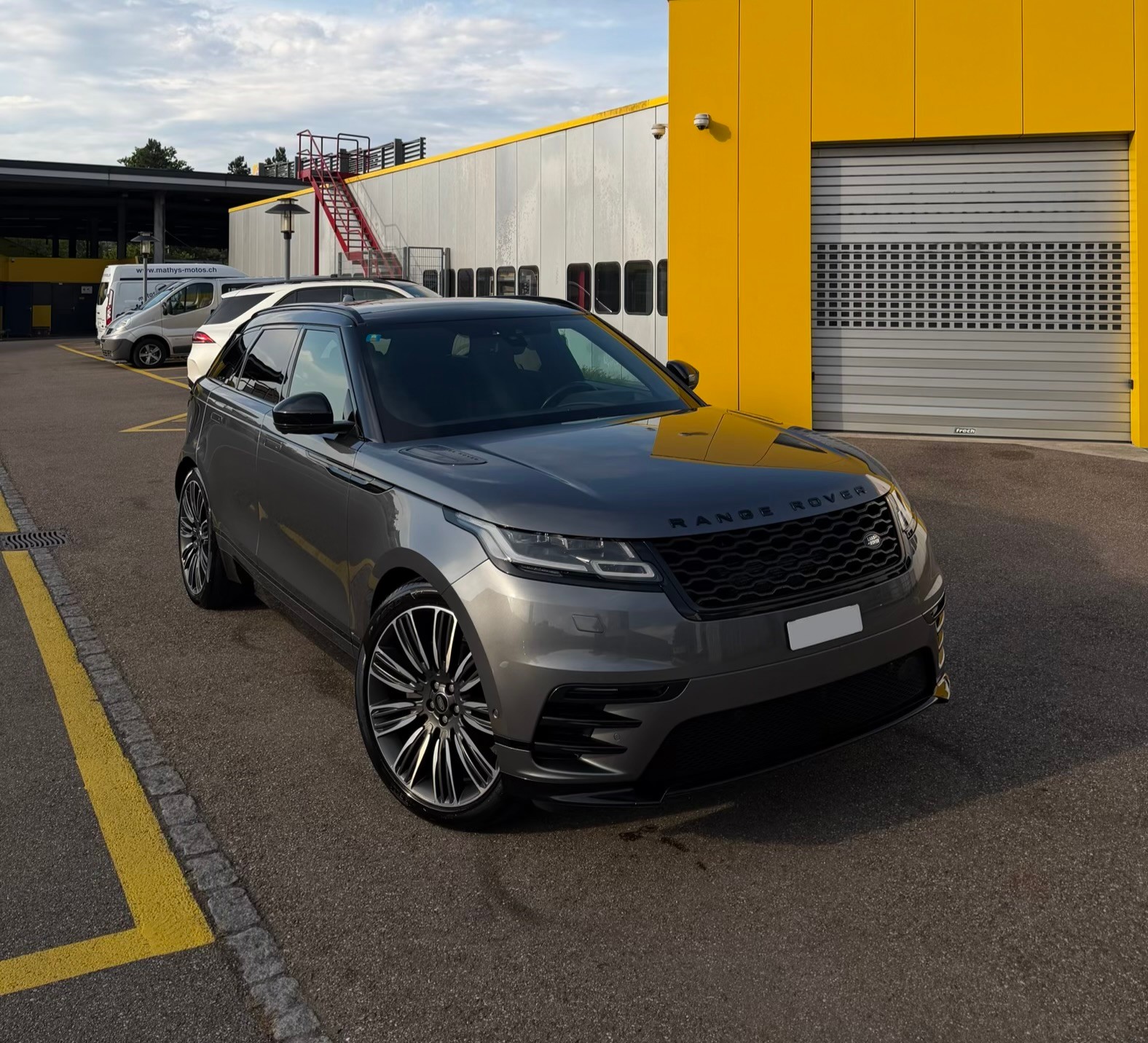 LAND ROVER 3.0 D 300 R DYNAMIC HSE-image-0