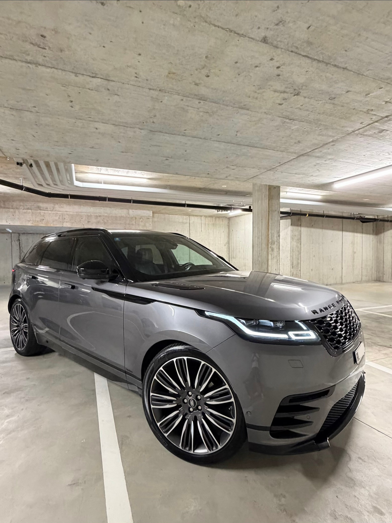 LAND ROVER 3.0 D 300 R DYNAMIC HSE-image-1
