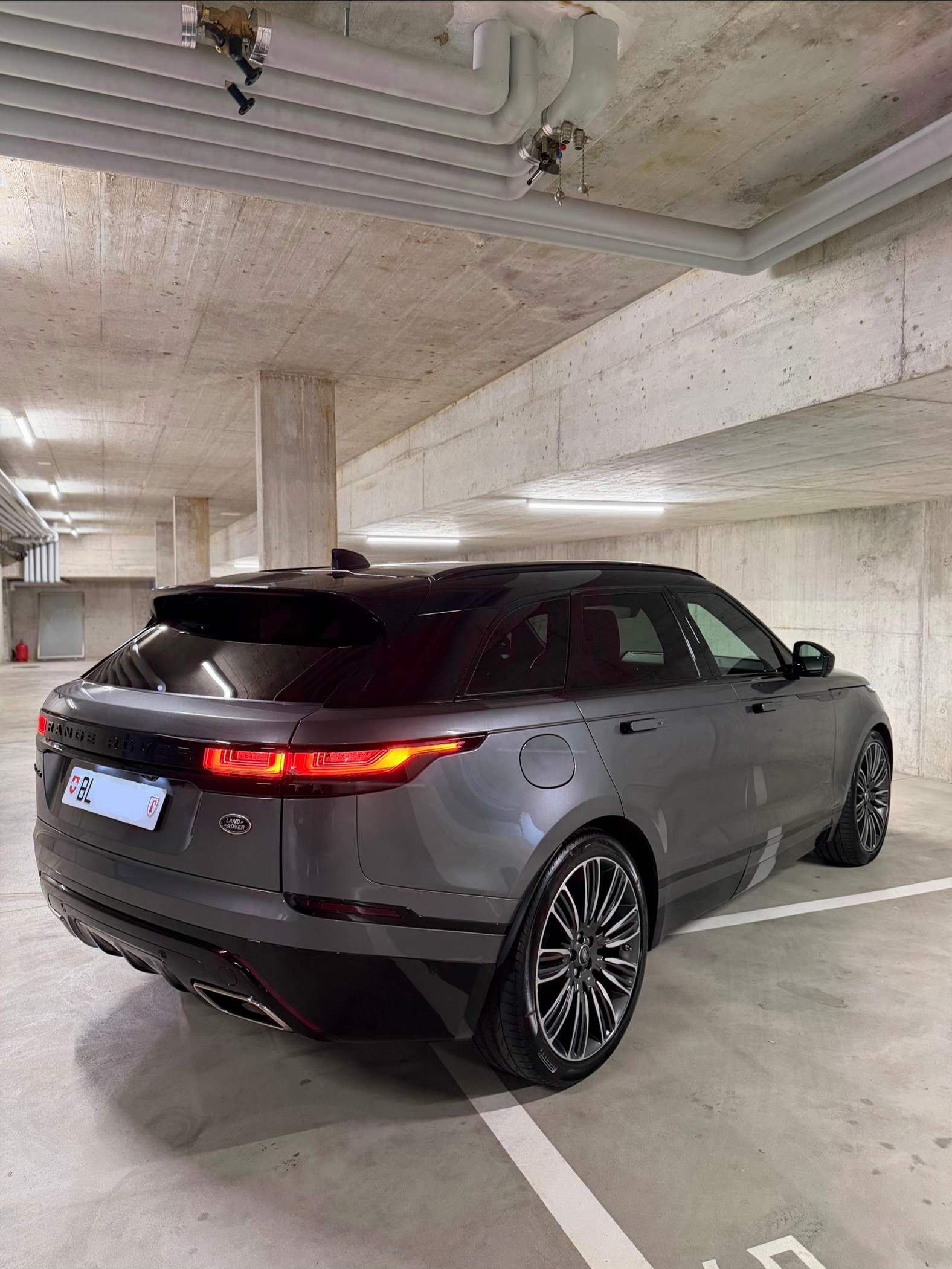 LAND ROVER 3.0 D 300 R DYNAMIC HSE-image-2