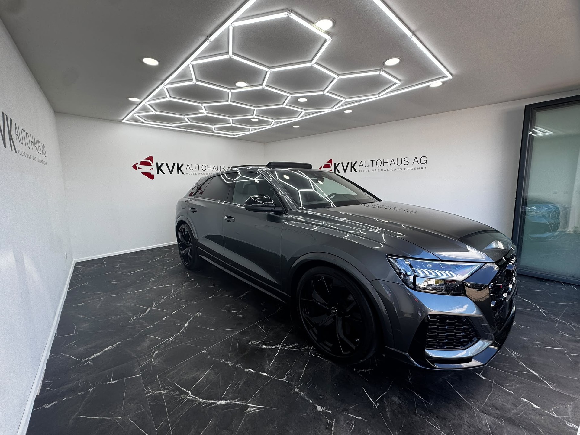 AUDI RSQ8 quattro tiptronic | VOLLAUSSTATTUNG | PANORAMA | GARANTIE BIS 100'000 KM |-image-4