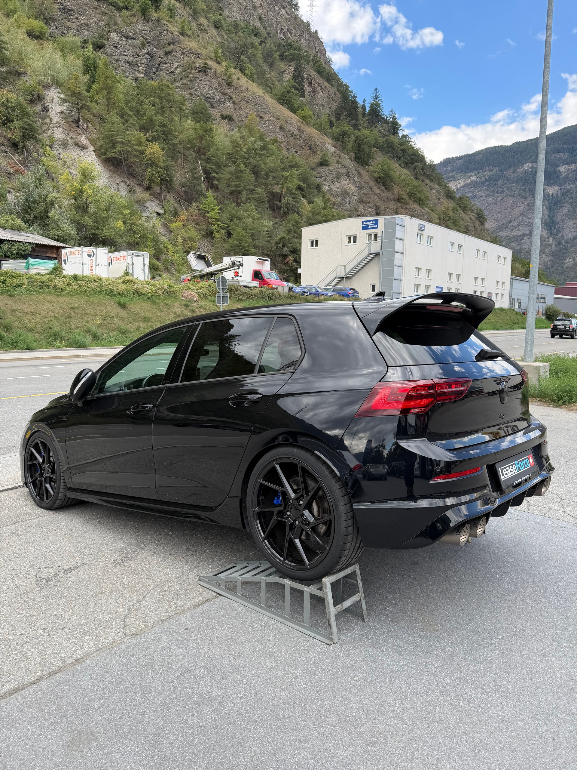 VW Golf 2.0 TSI R DSG 4Motion-image-4