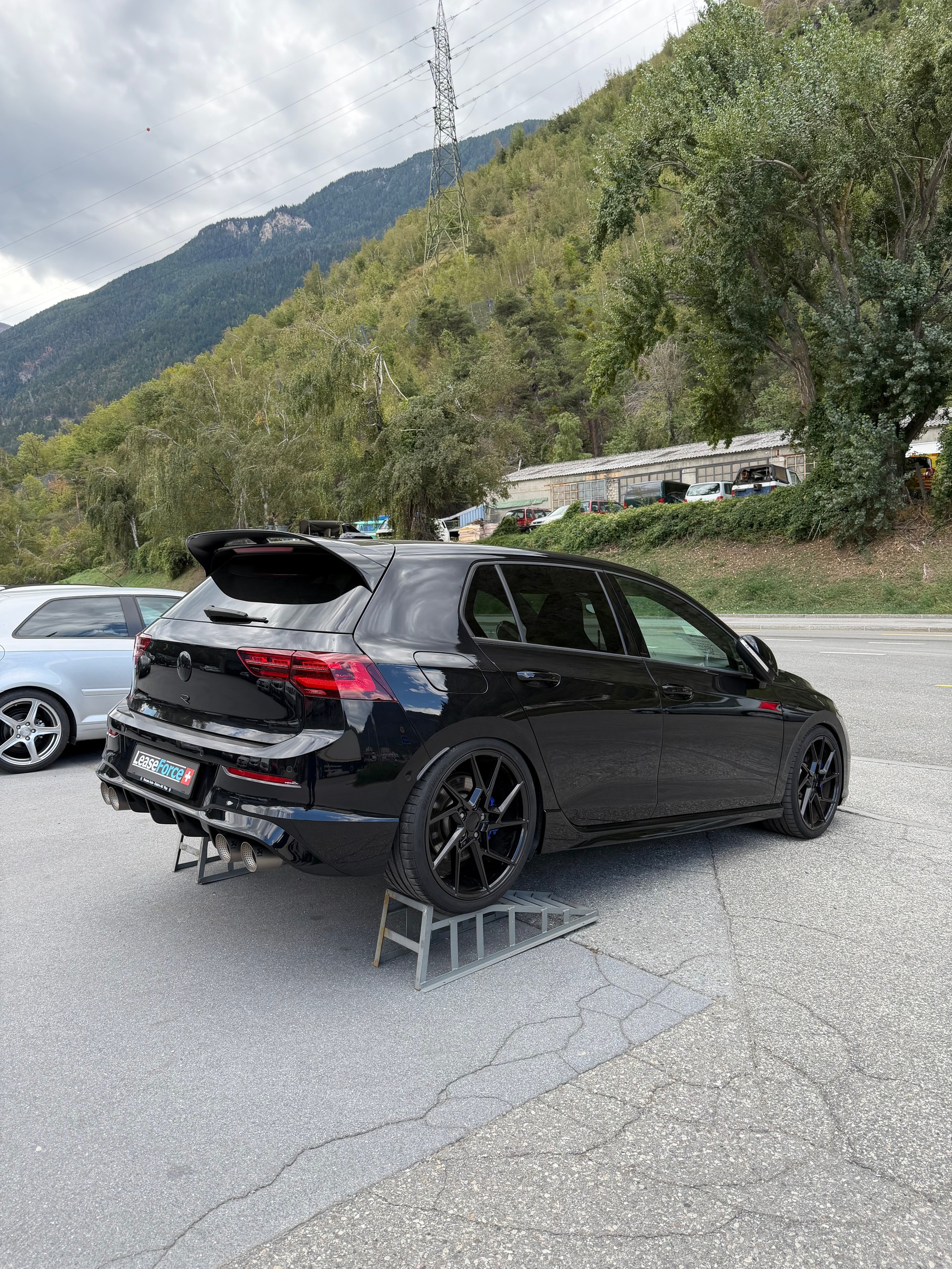 VW Golf 2.0 TSI R DSG 4Motion-image-2
