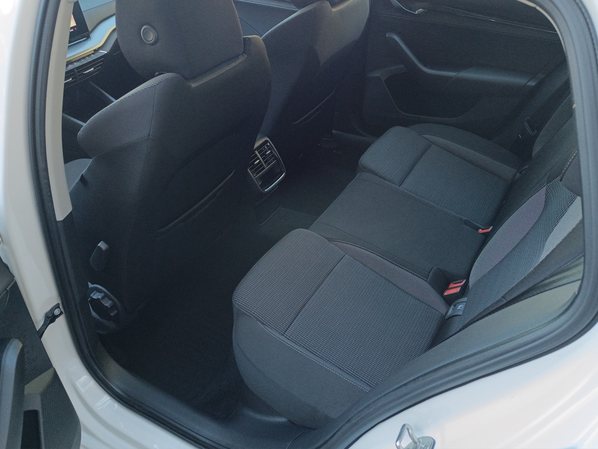 SKODA Octavia Combi 2.0 TDI DSG Ambition 4x4-image-12