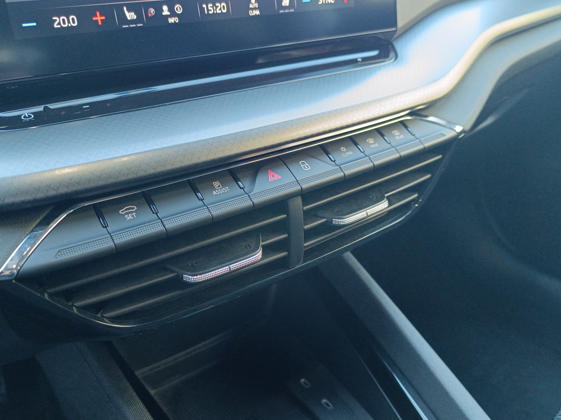 SKODA Octavia Combi 2.0 TDI DSG Ambition 4x4-image-15