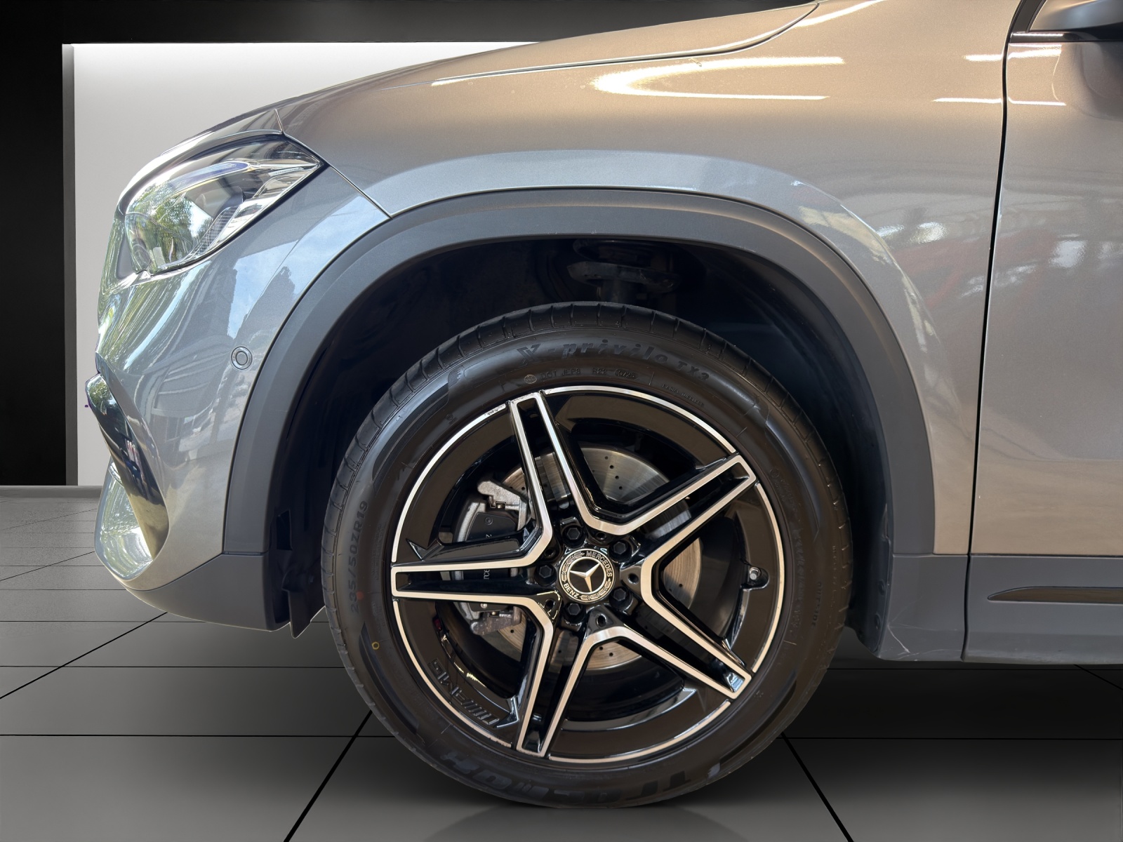 MERCEDES-BENZ GLA 250e AMG Line 8G-DCT-image-5