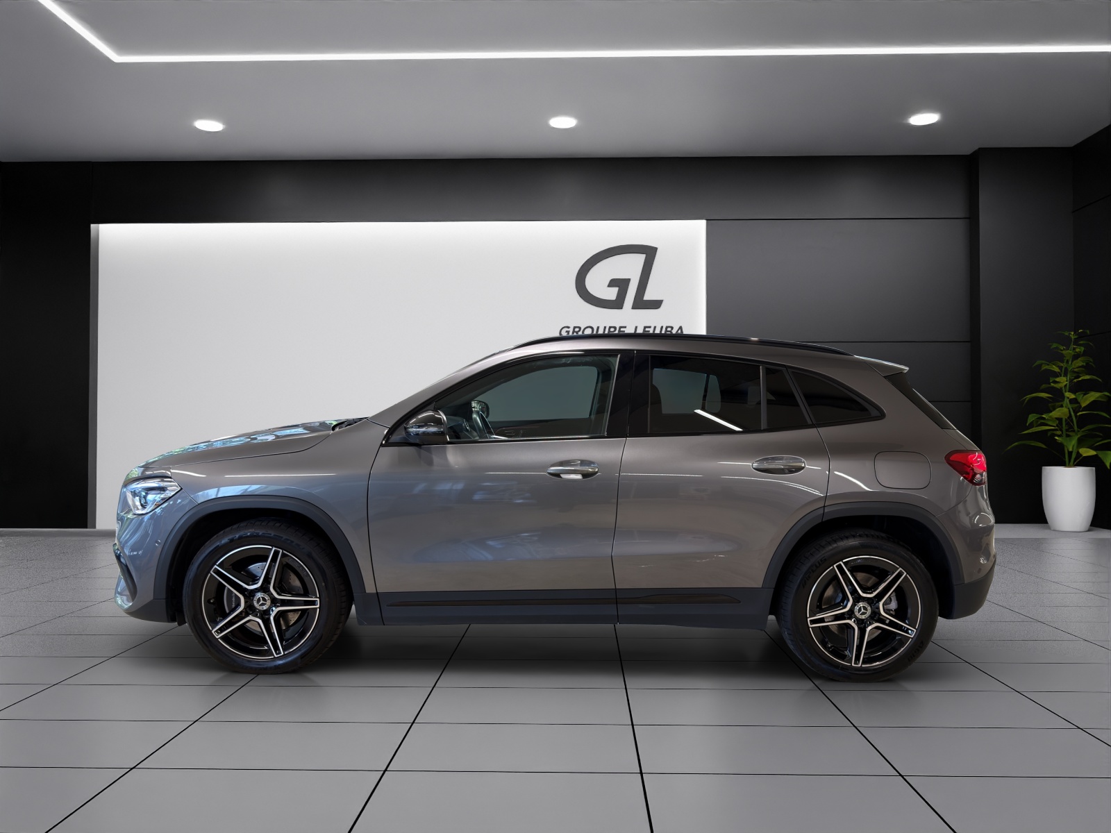 MERCEDES-BENZ GLA 250e AMG Line 8G-DCT-image-2