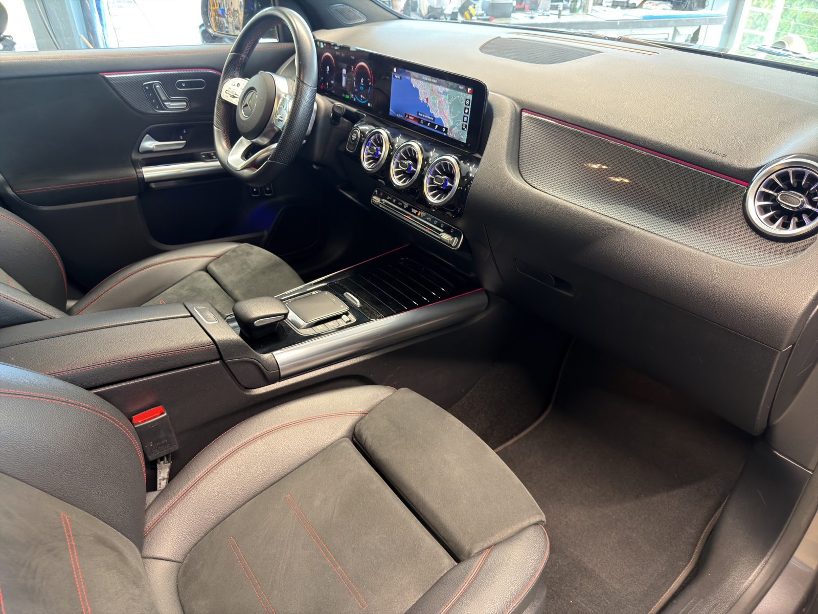 MERCEDES-BENZ GLA 250e AMG Line 8G-DCT-image-11