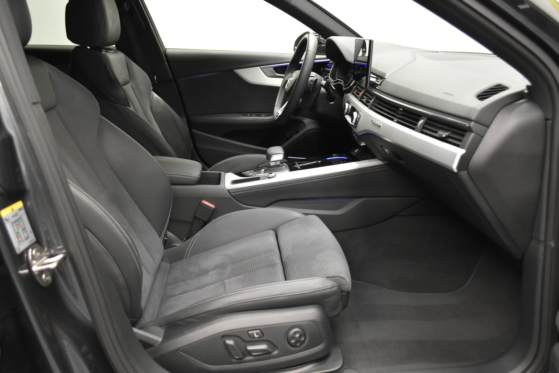 AUDI A4 Avant 40 TDI S line Competition Attraction quattro S-tronic-image-2