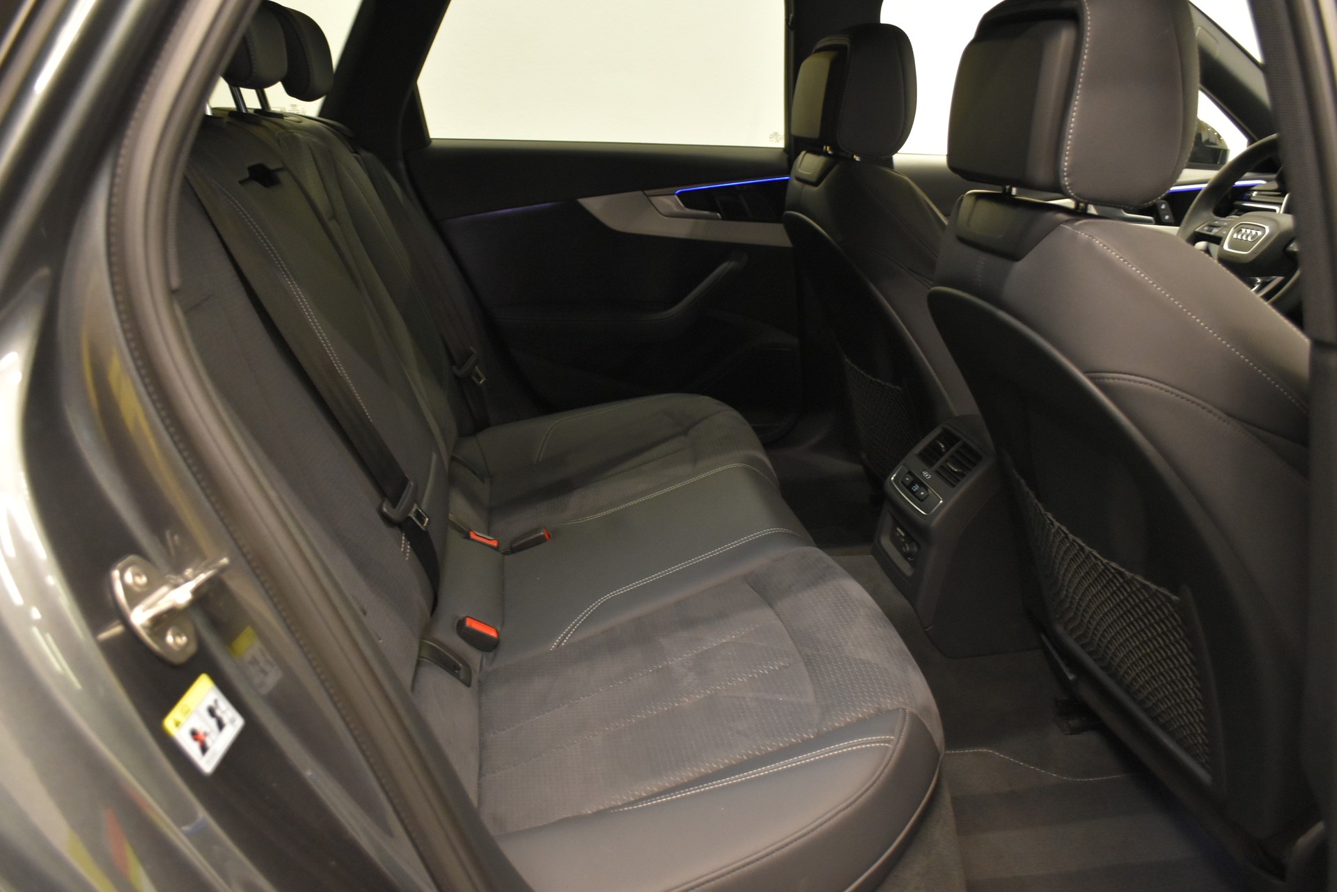 AUDI A4 Avant 40 TDI S line Competition Attraction quattro S-tronic-image-11