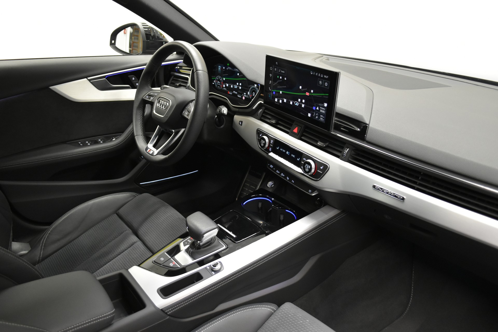 AUDI A4 Avant 40 TDI S line Competition Attraction quattro S-tronic-image-3