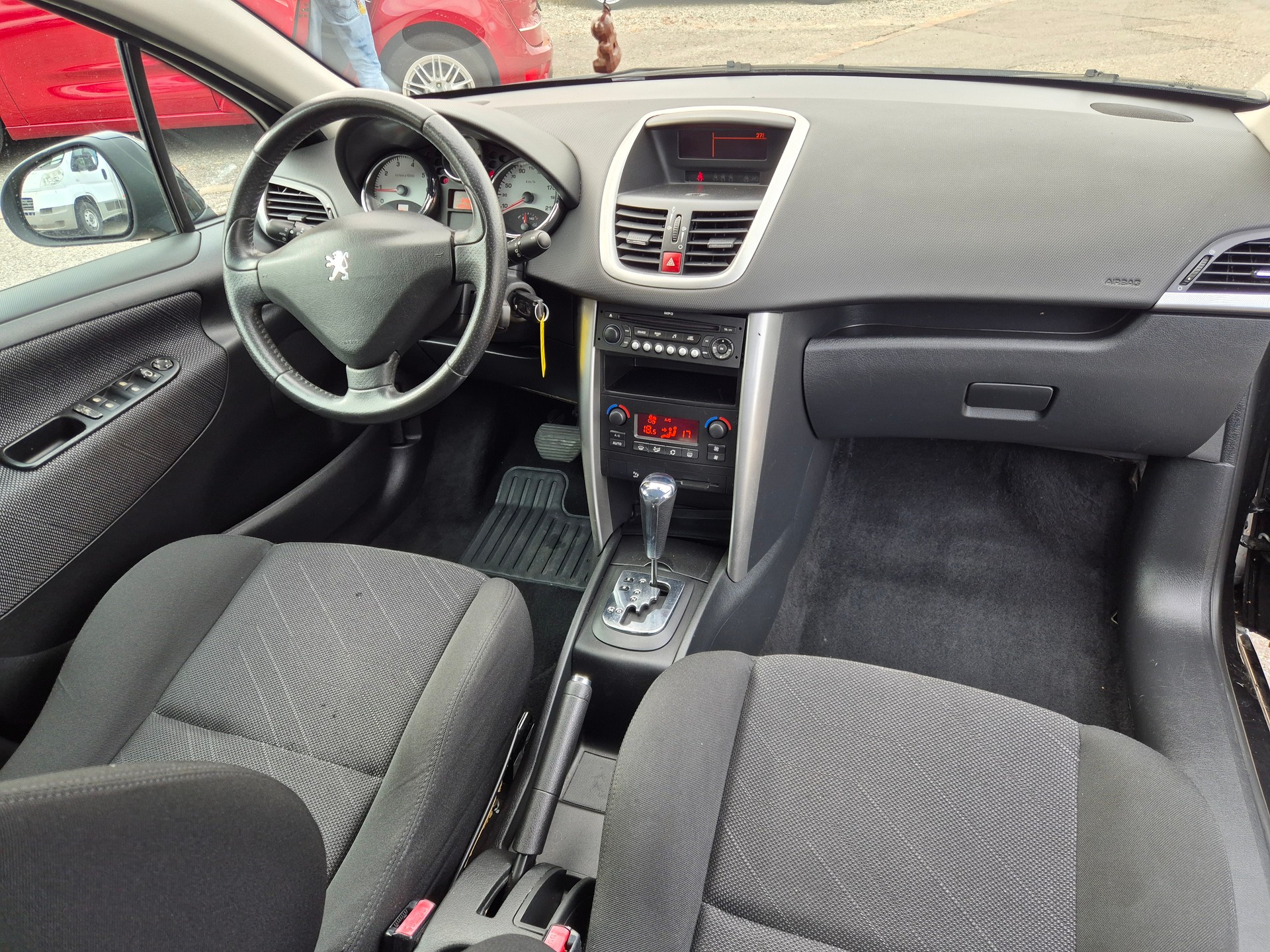 PEUGEOT 207 1.6 16V XT Automatic-image-9