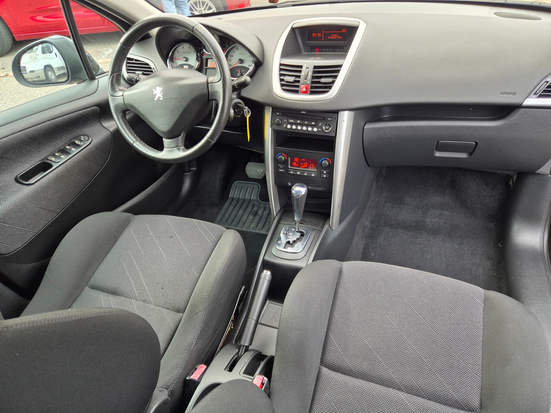 PEUGEOT 207 1.6 16V XT Automatic-image-8