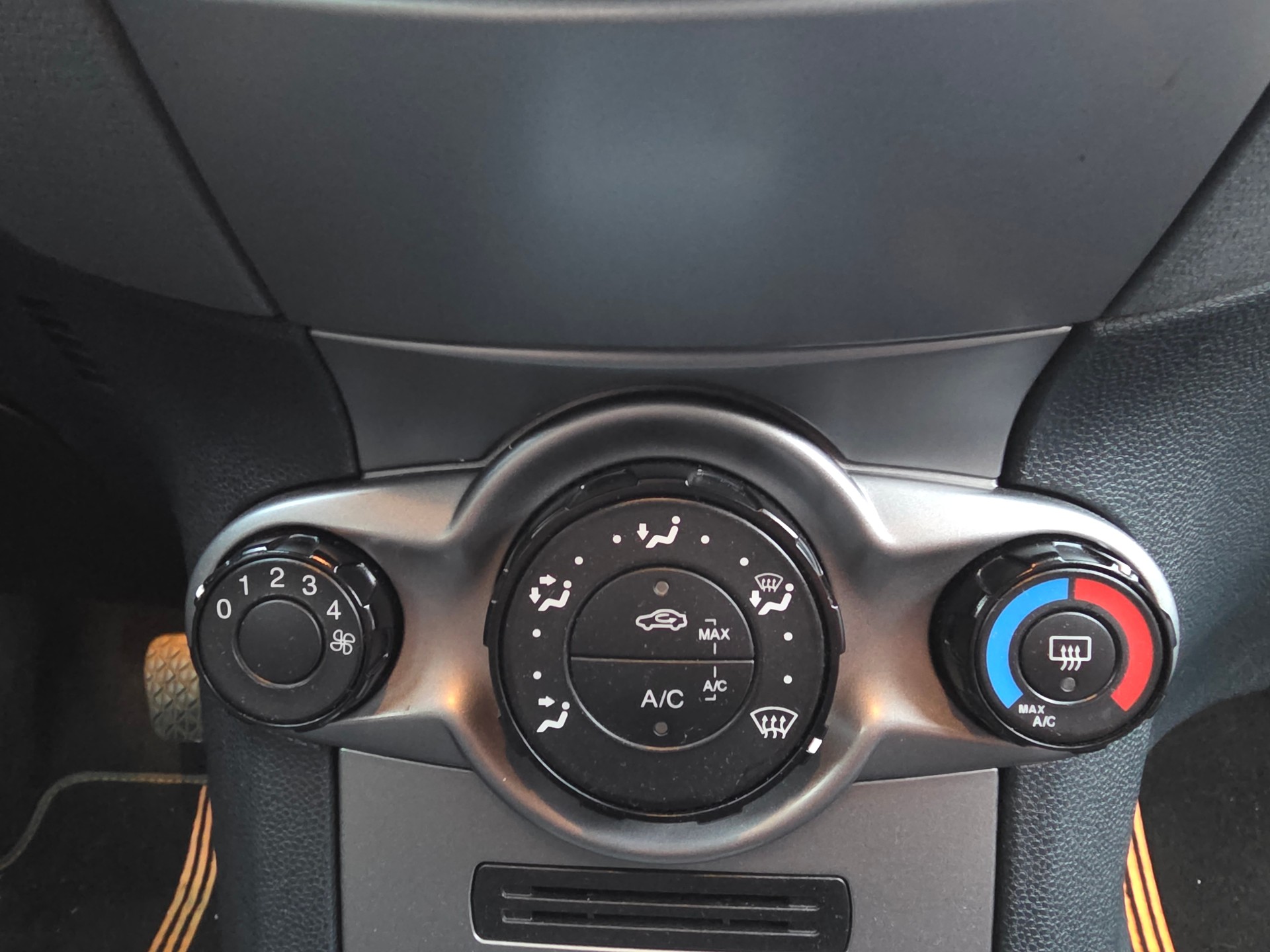 FORD Fiesta 1.4 16V Trend Automatic ☆☆☆ Aus 2. Hand ☆☆☆ Inklusive frischer MFK ☆☆☆-image-3