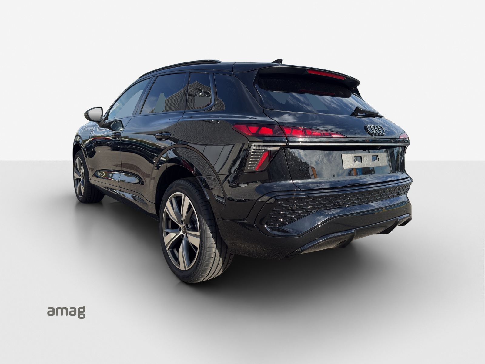 AUDI Q3 SUV 110 kW TFSI S tronic-image-2
