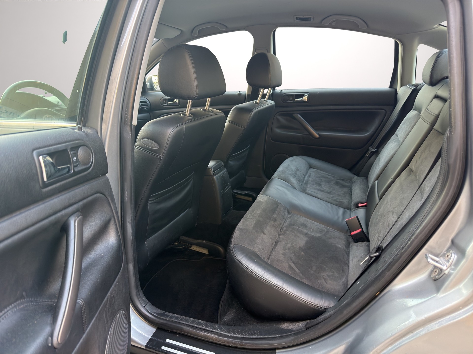 VW Passat 1.9 TDI 4Motion Highline-image-11