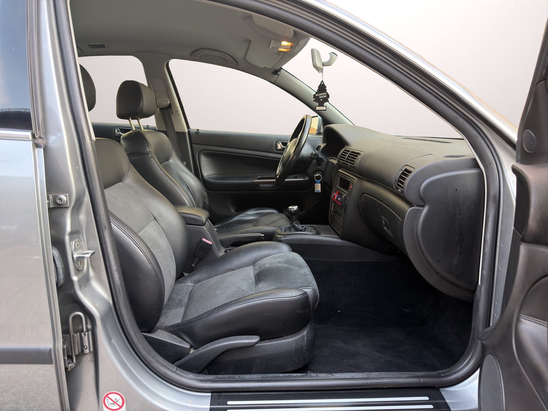 VW Passat 1.9 TDI 4Motion Highline-image-12