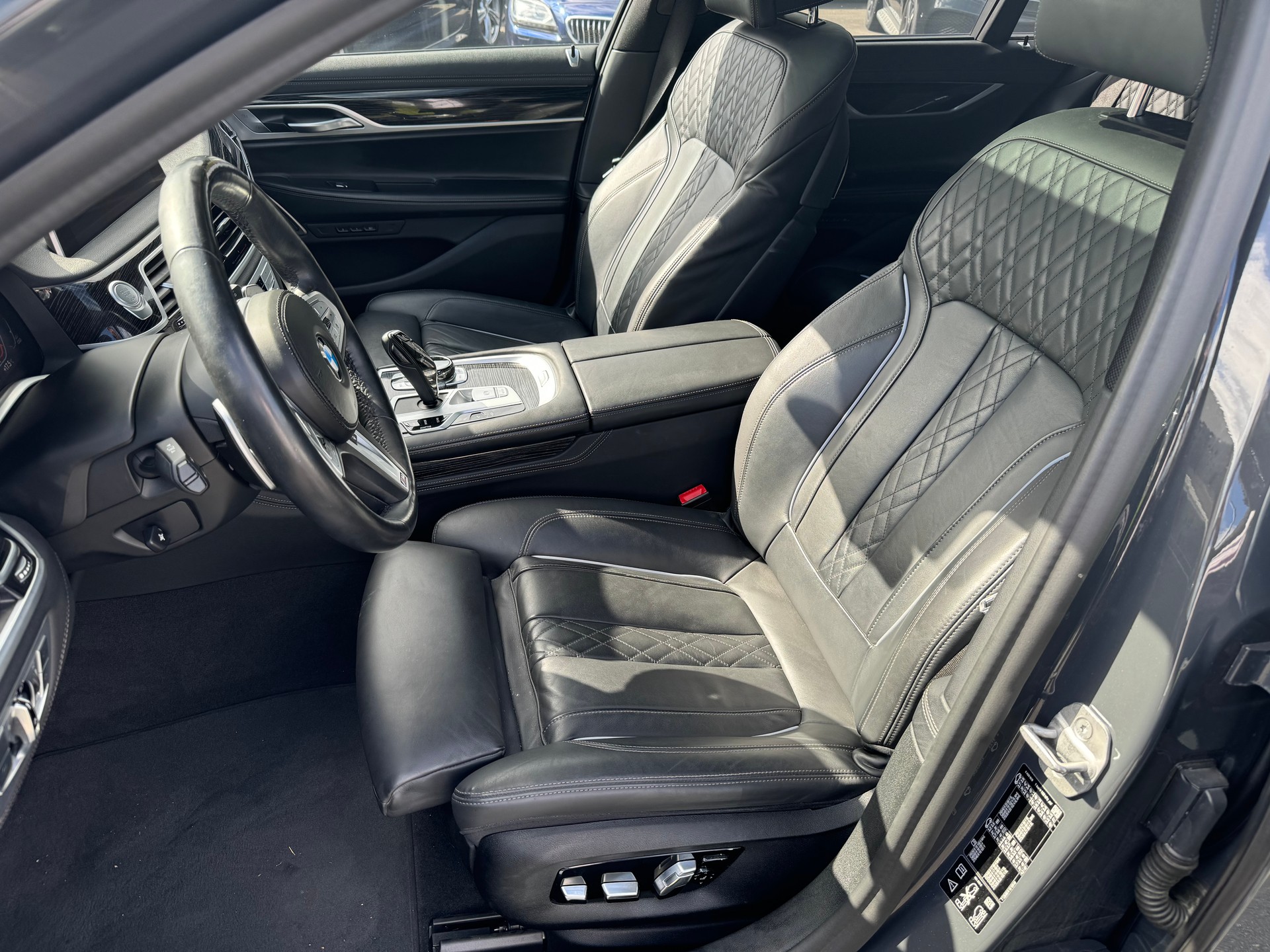 BMW 730d xDrive 48V M Sport Steptronic-image-8