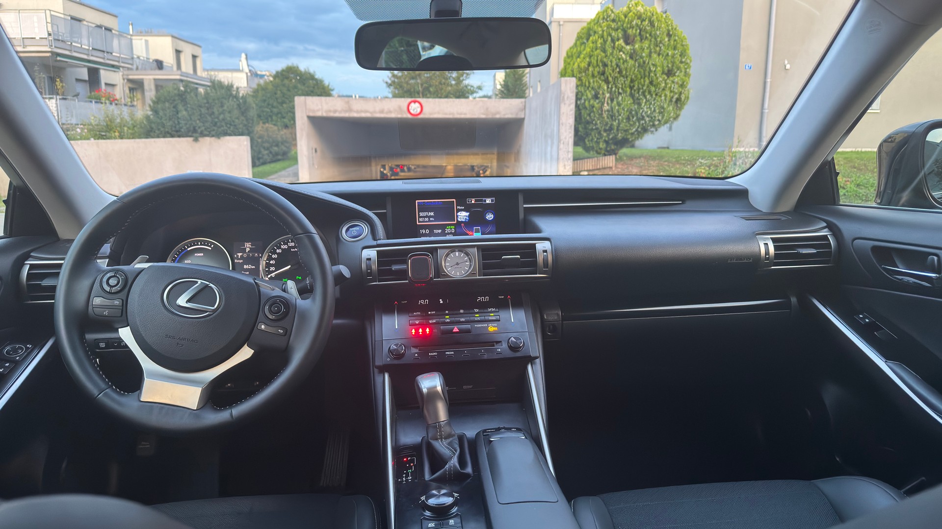 LEXUS IS 300h Automatic-image-3