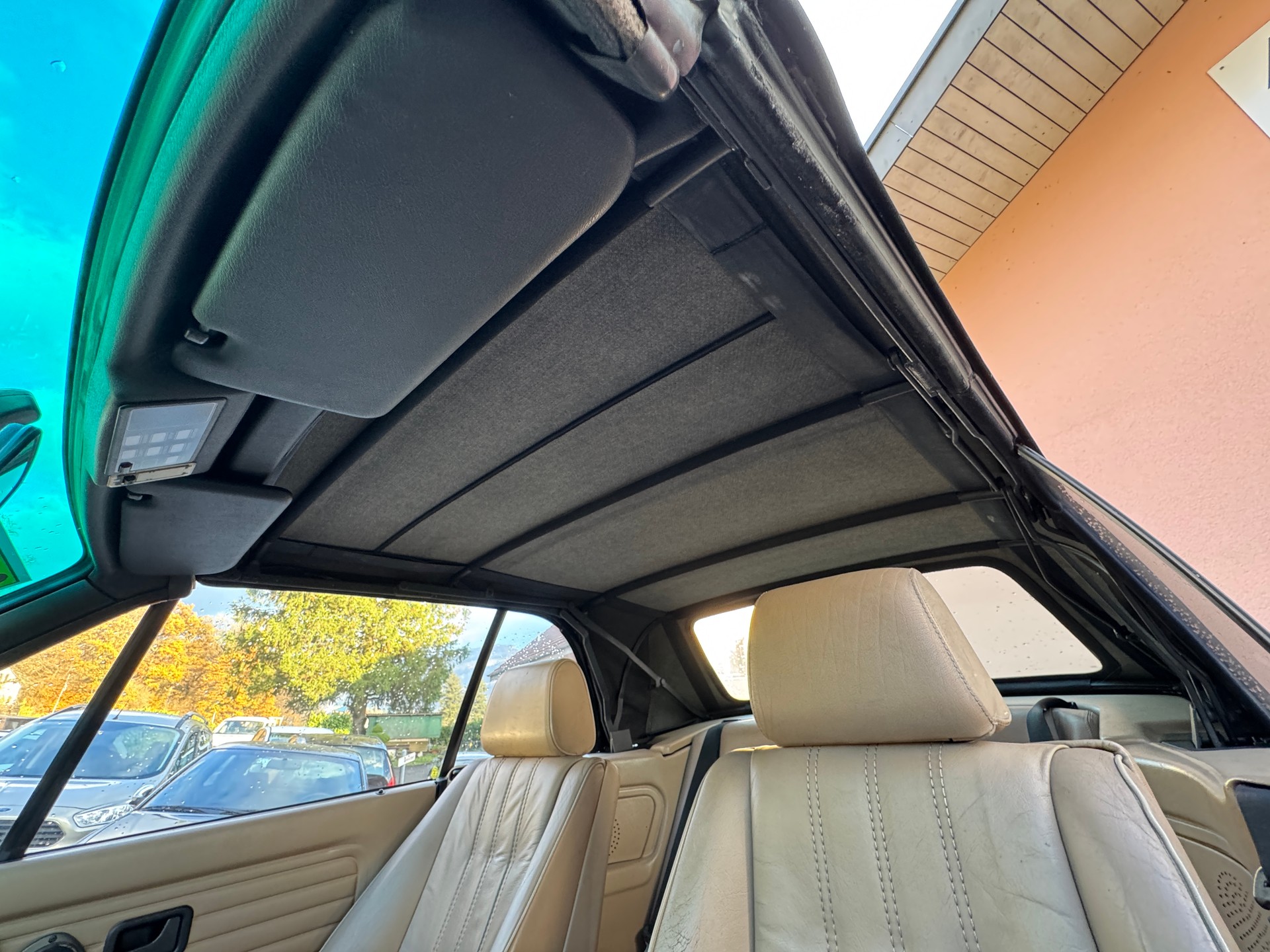 BMW 320i Cabrio-image-9