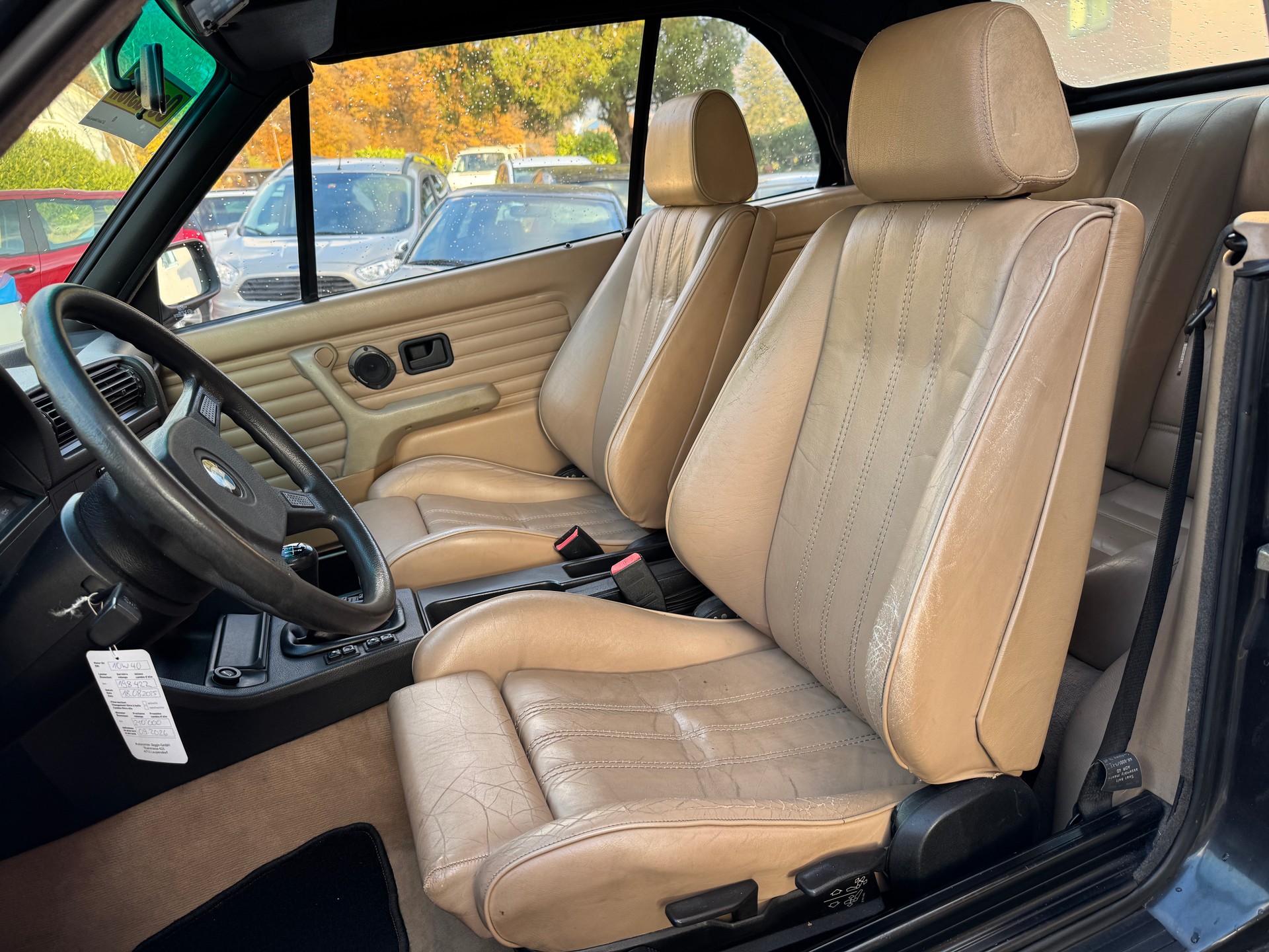 BMW 320i Cabrio-image-6