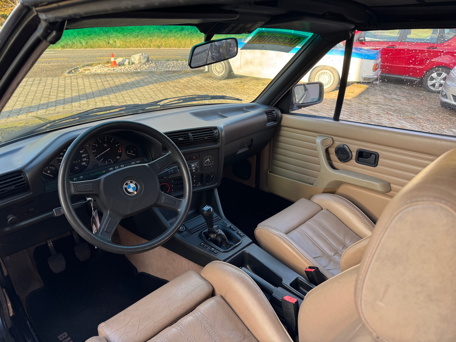 BMW 320i Cabrio-image-7
