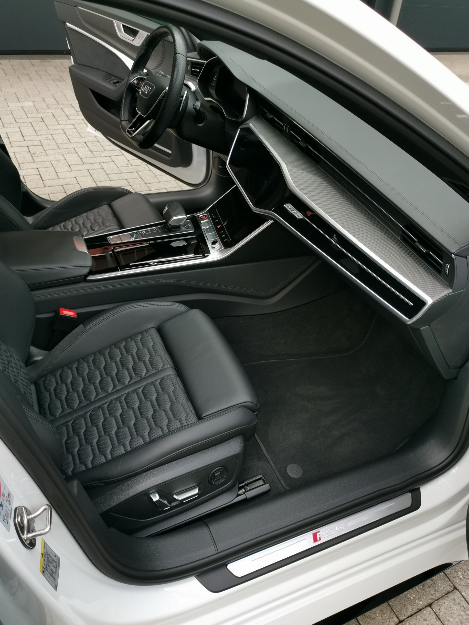 AUDI RS6 Avant 4.0 TFSI V8 quattro-image-25