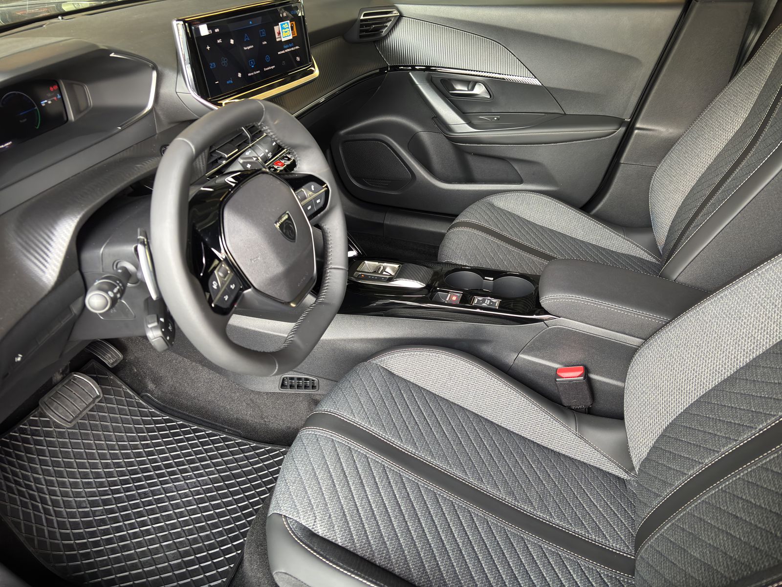 PEUGEOT 2008 1.2 145 MHEV Allure Premium-image-9