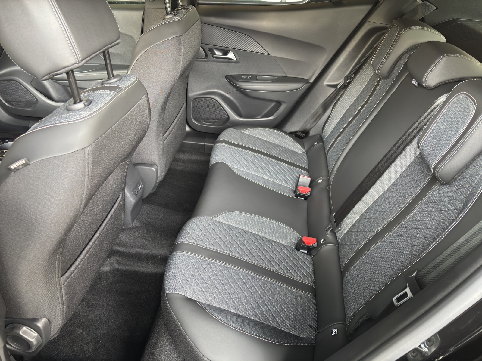 PEUGEOT 2008 1.2 145 MHEV Allure Premium-image-10