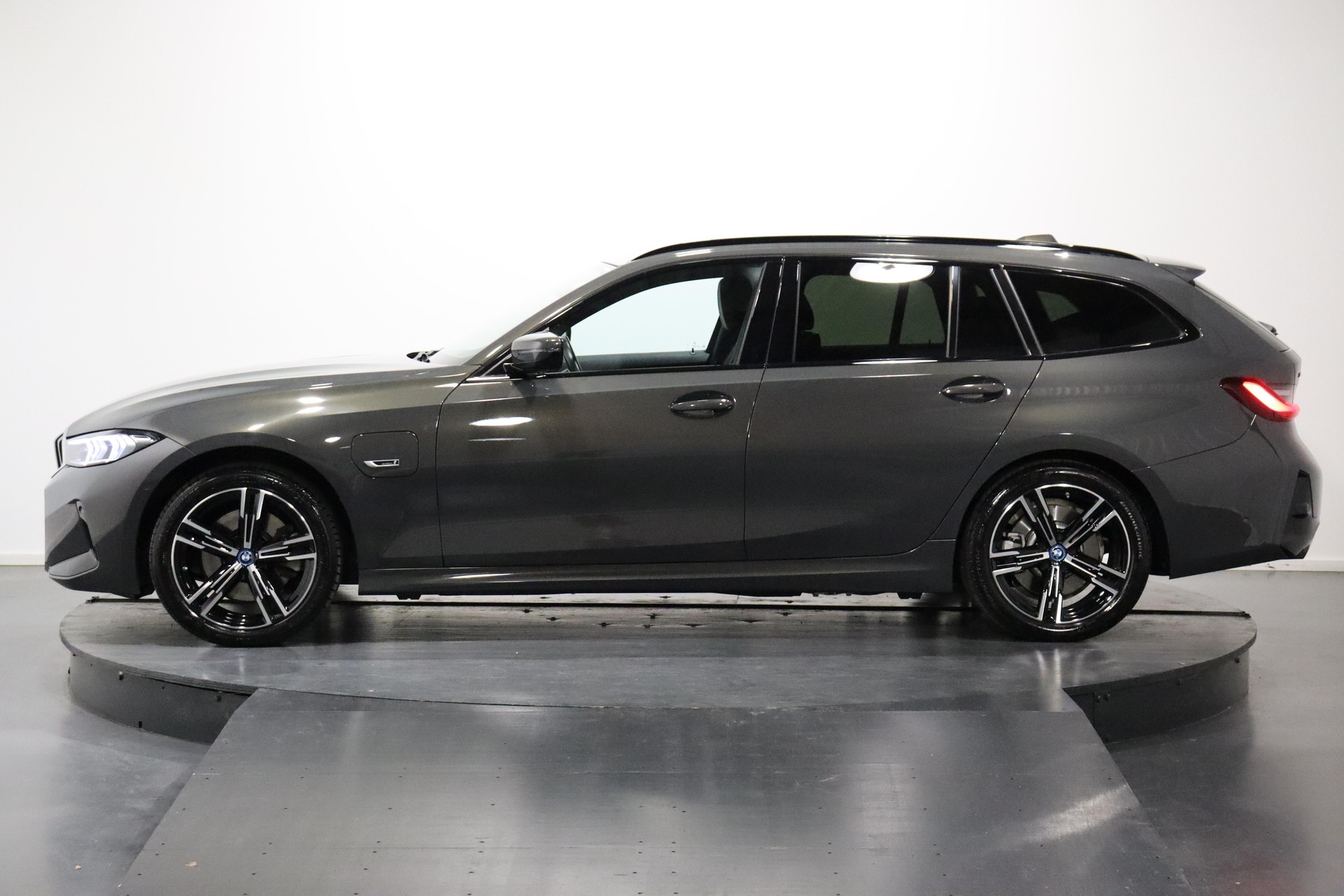 BMW 330e xDrive SAG Touring-image-1
