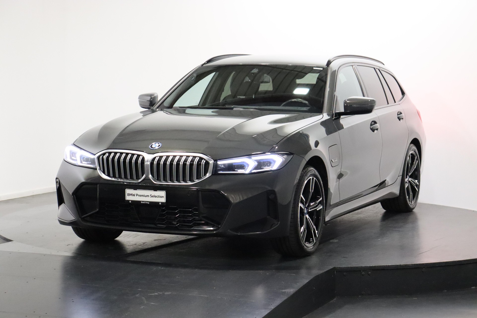 BMW 330e xDrive SAG Touring-image-0