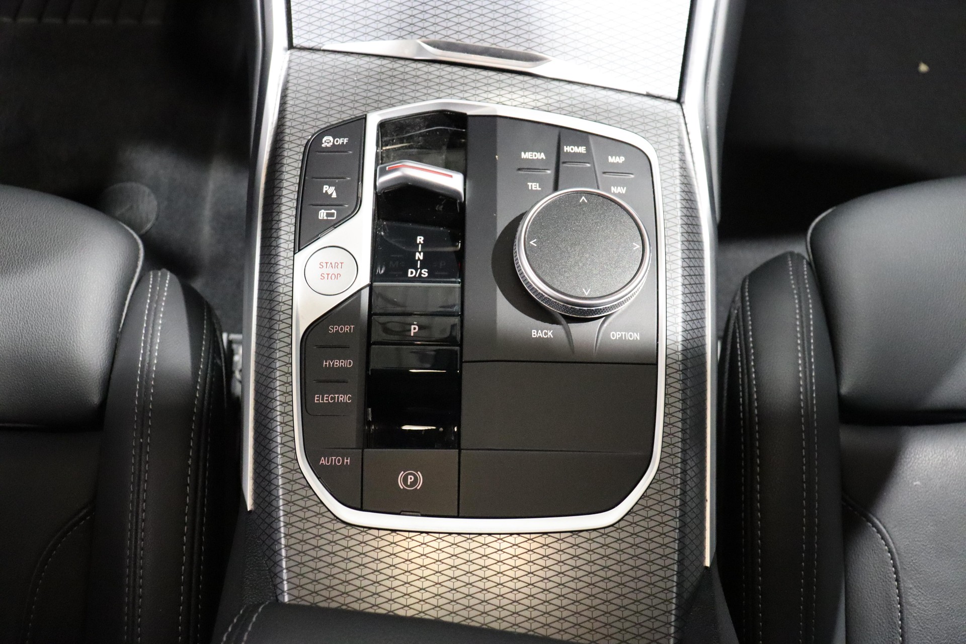 BMW 330e xDrive SAG Touring-image-17