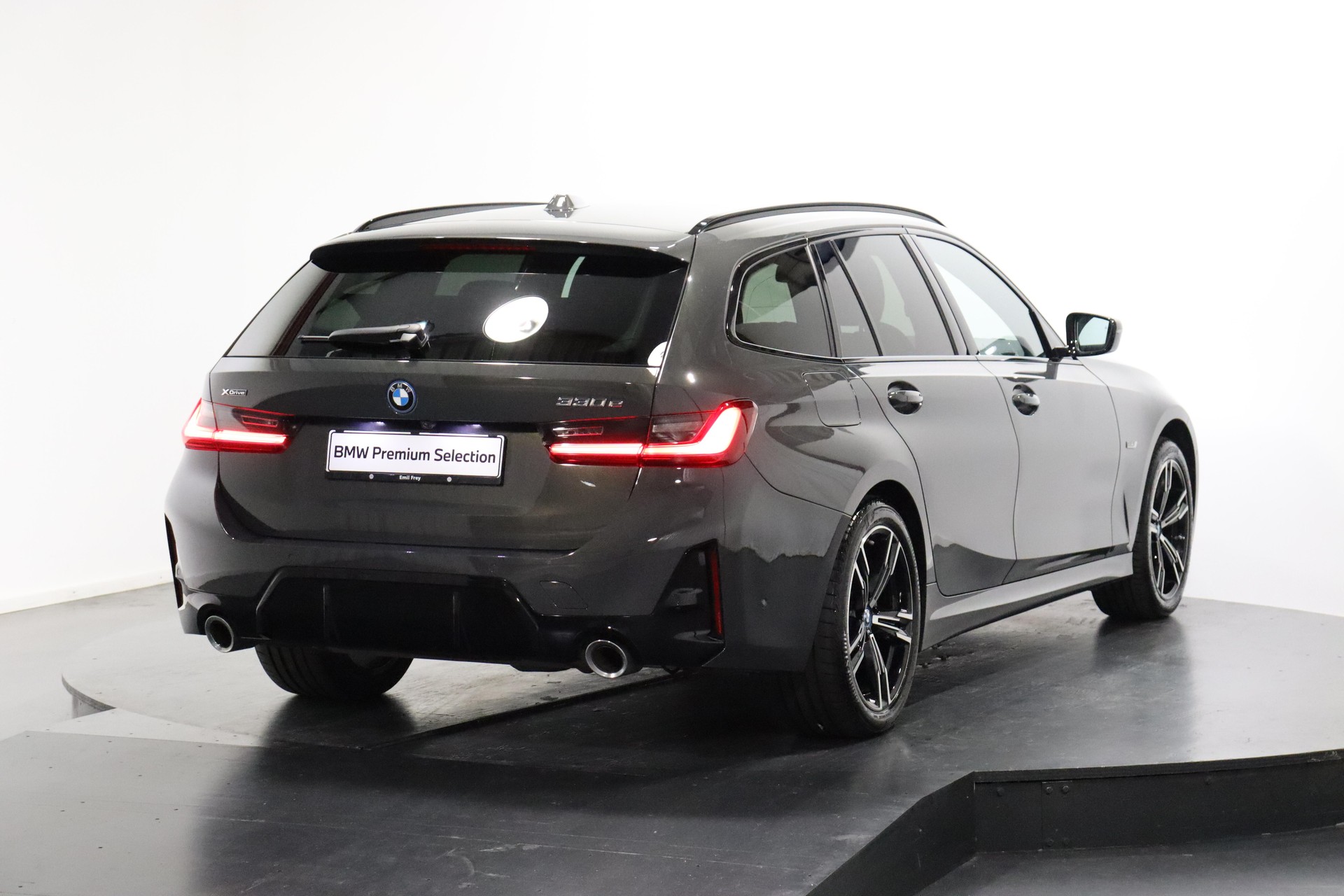 BMW 330e xDrive SAG Touring-image-3