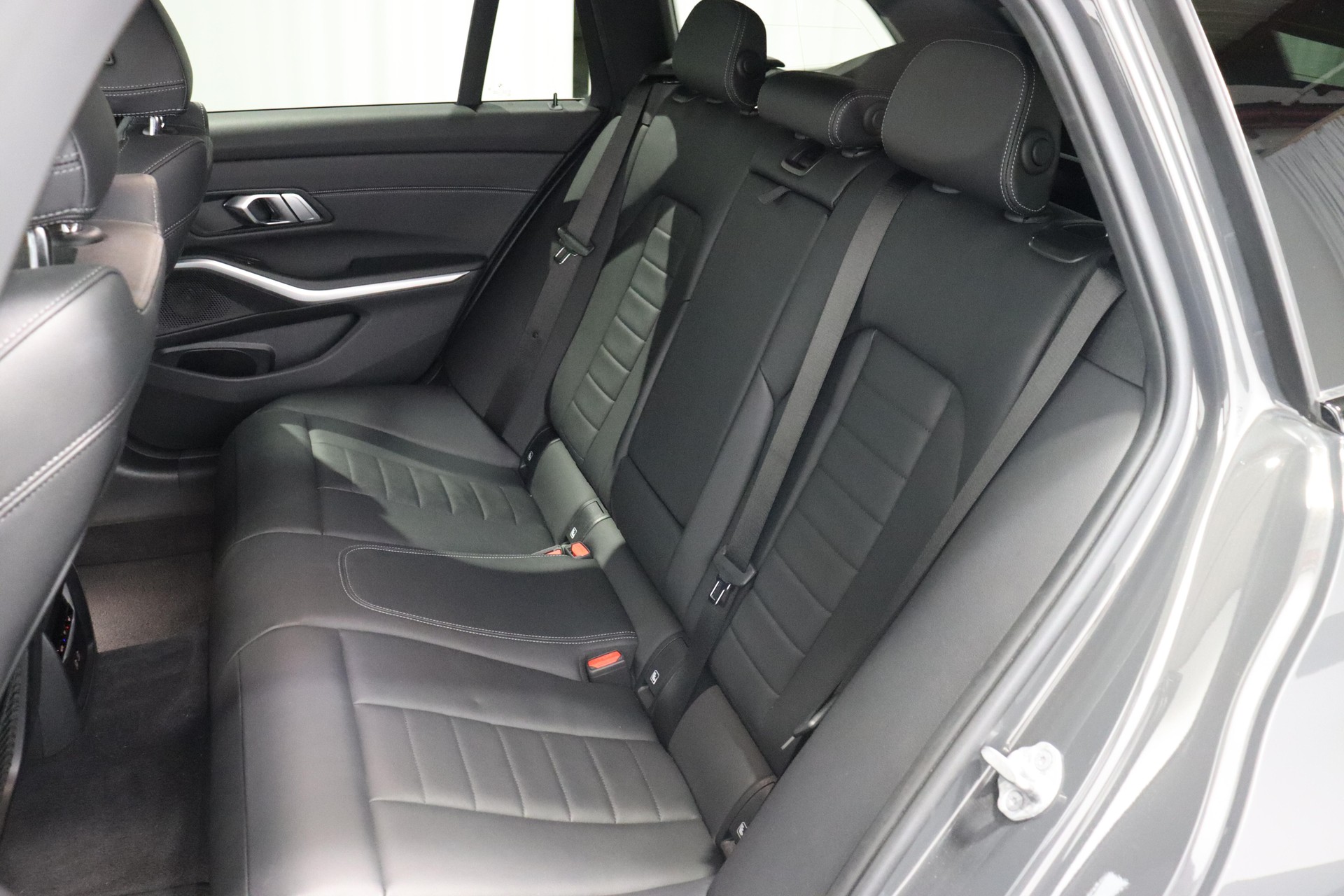 BMW 330e xDrive SAG Touring-image-9
