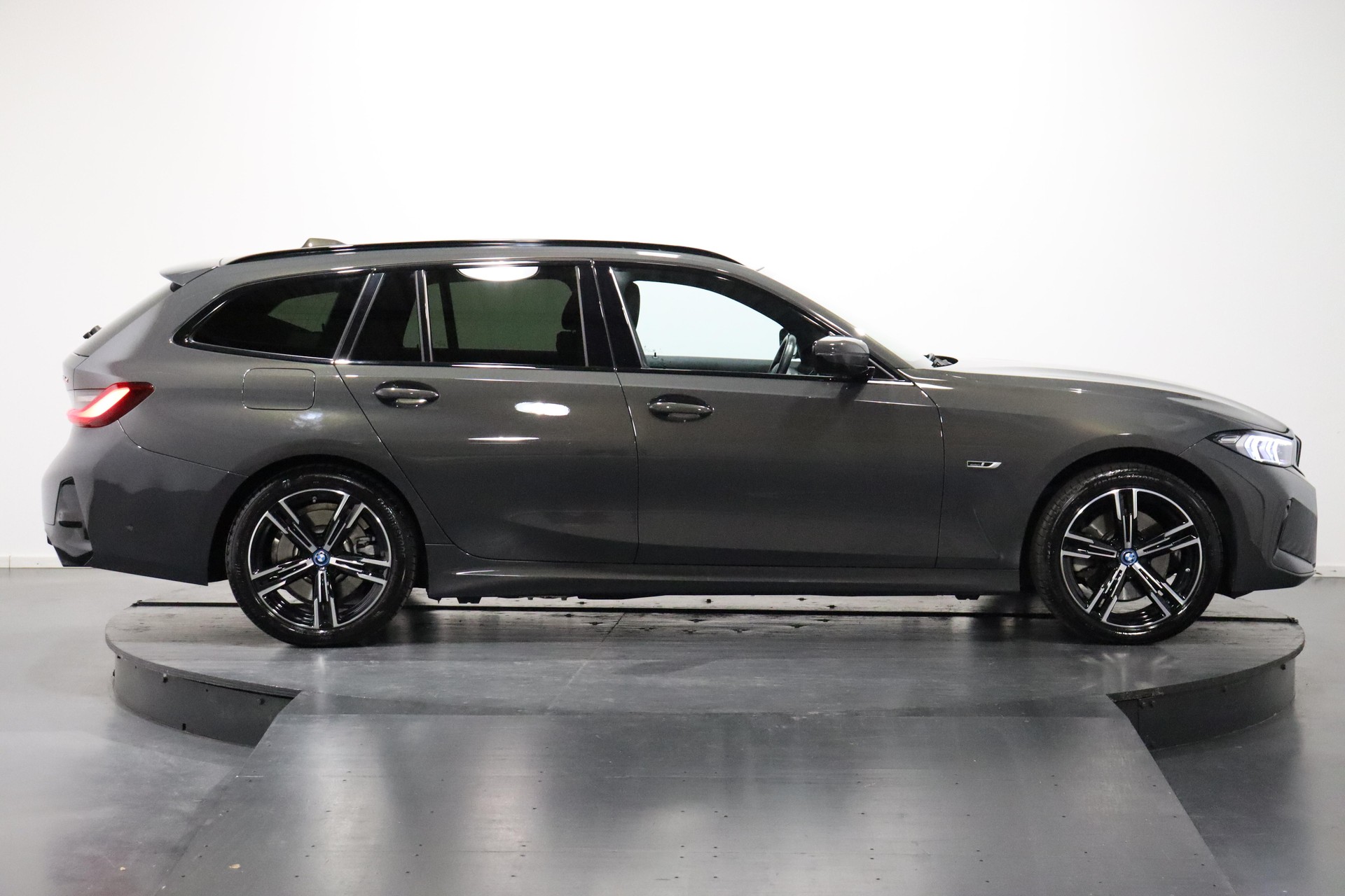 BMW 330e xDrive SAG Touring-image-2