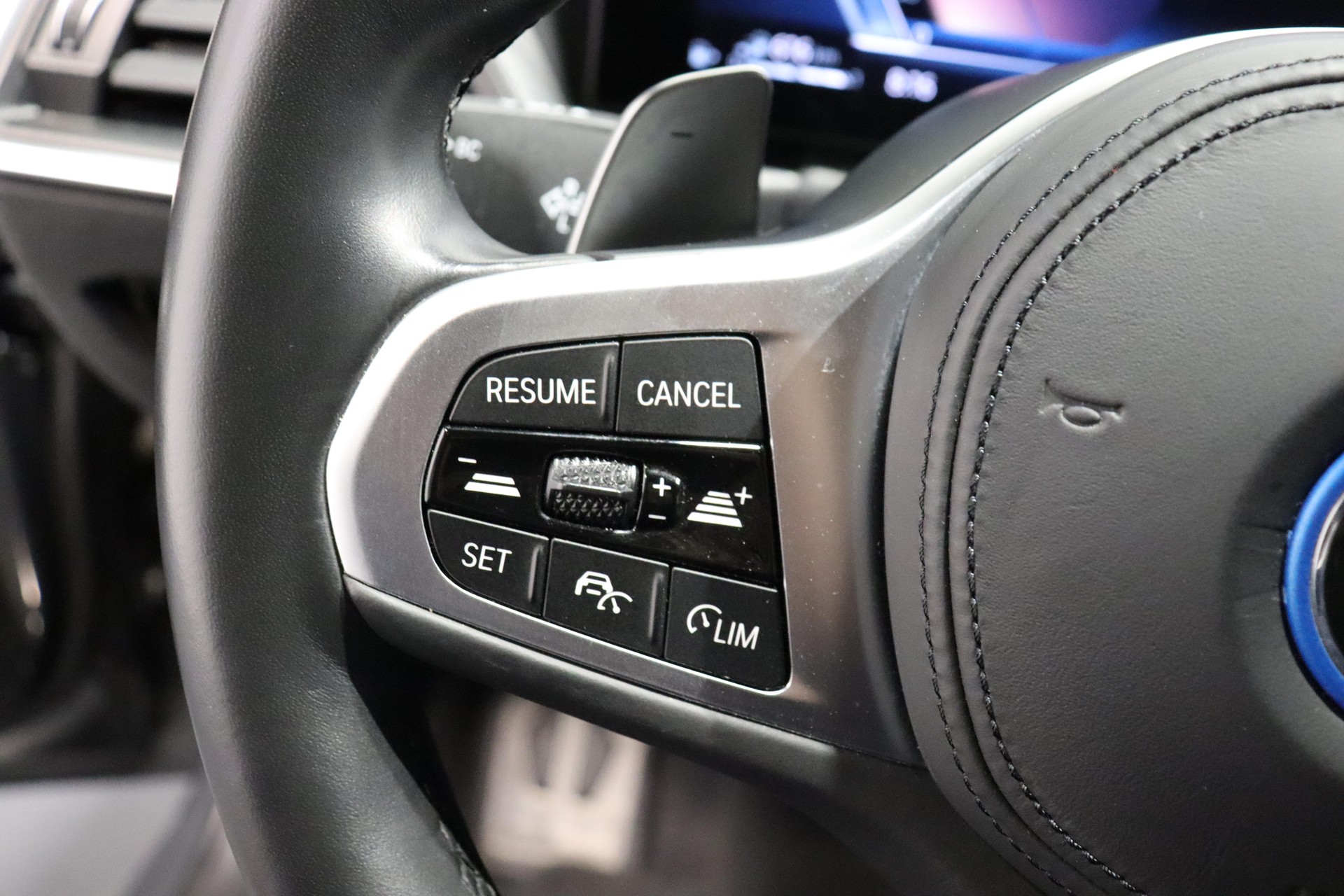 BMW 330e xDrive SAG Touring-image-19