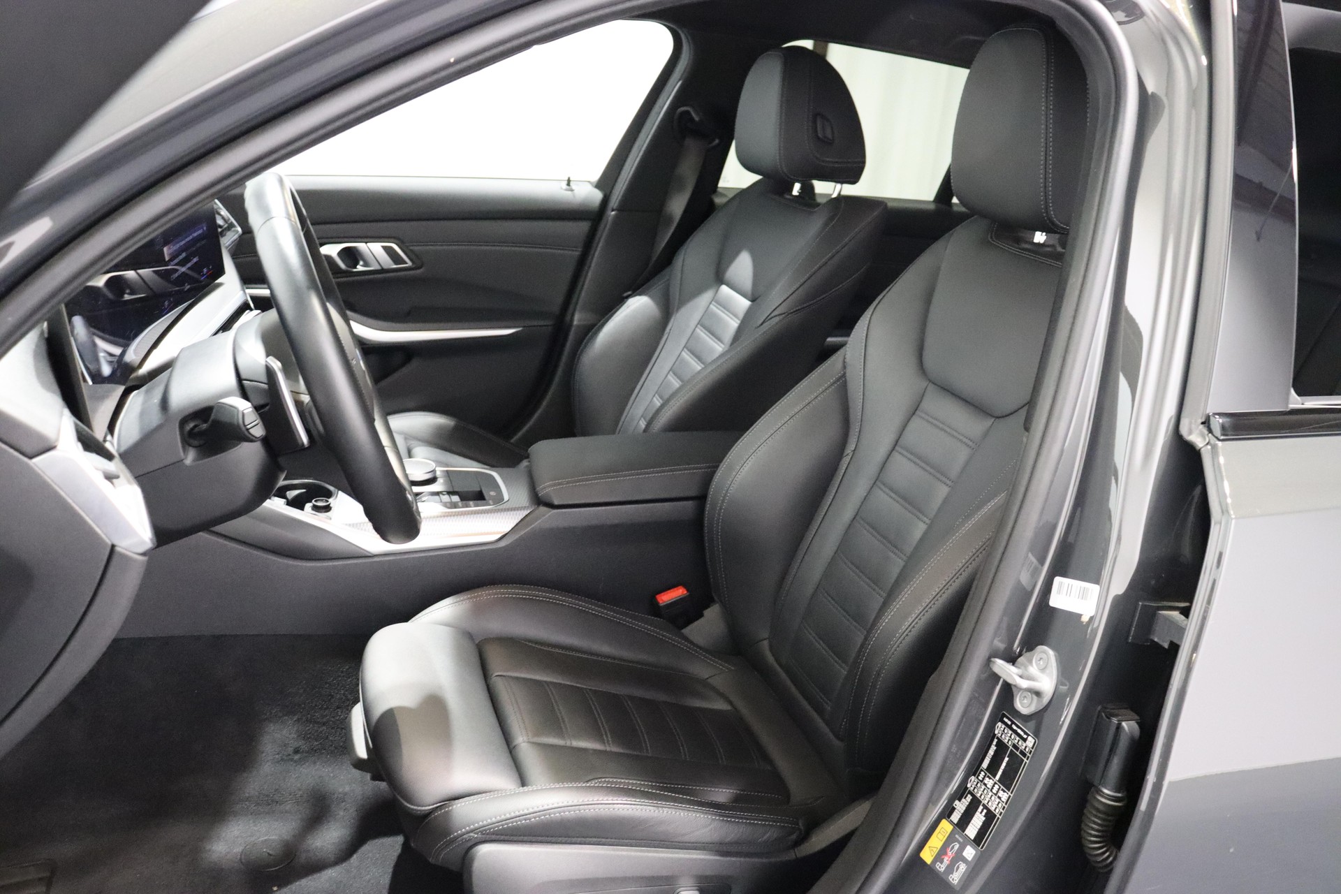 BMW 330e xDrive SAG Touring-image-8