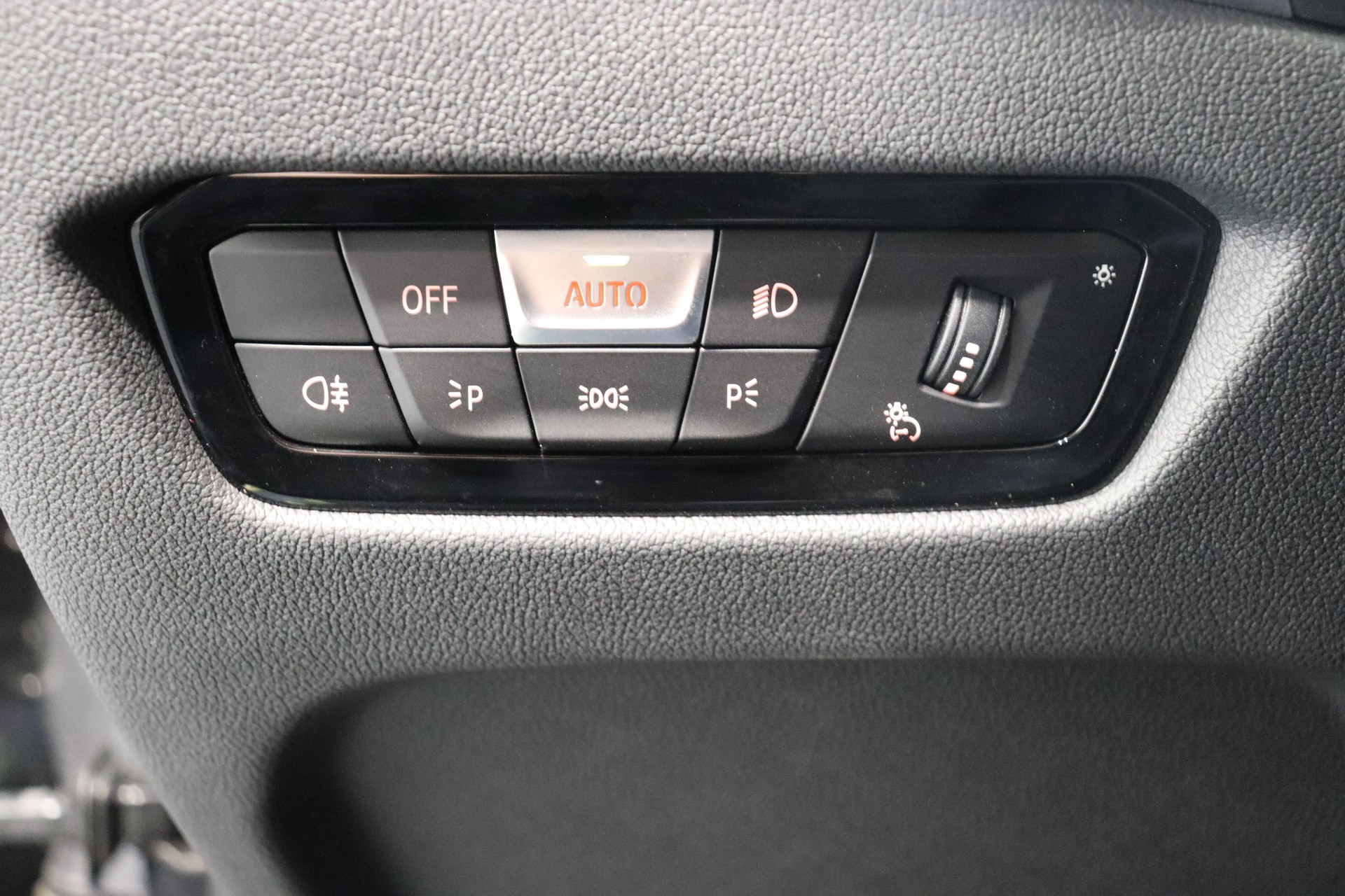 BMW 330e xDrive SAG Touring-image-16